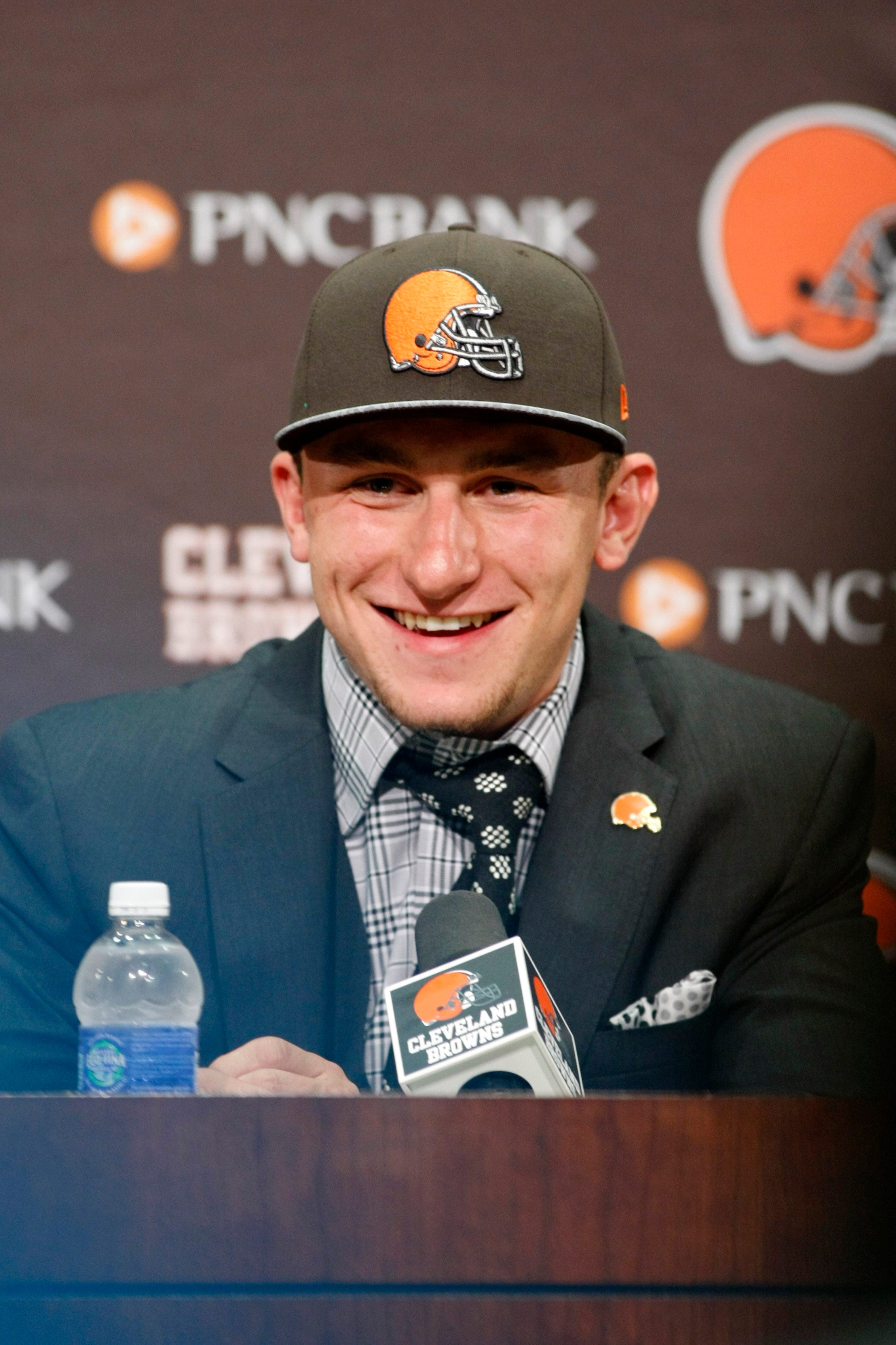 Johnny Manziel mania sweeps through Cleveland