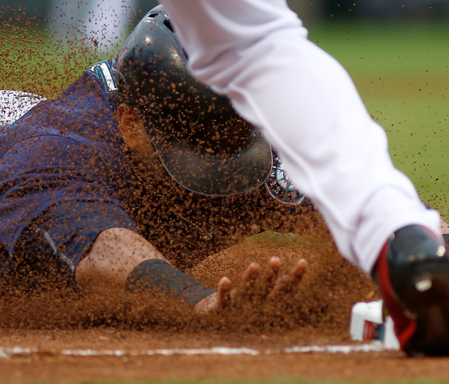 Yasiel Puig lifts Dodgers past Padres after 17 innings