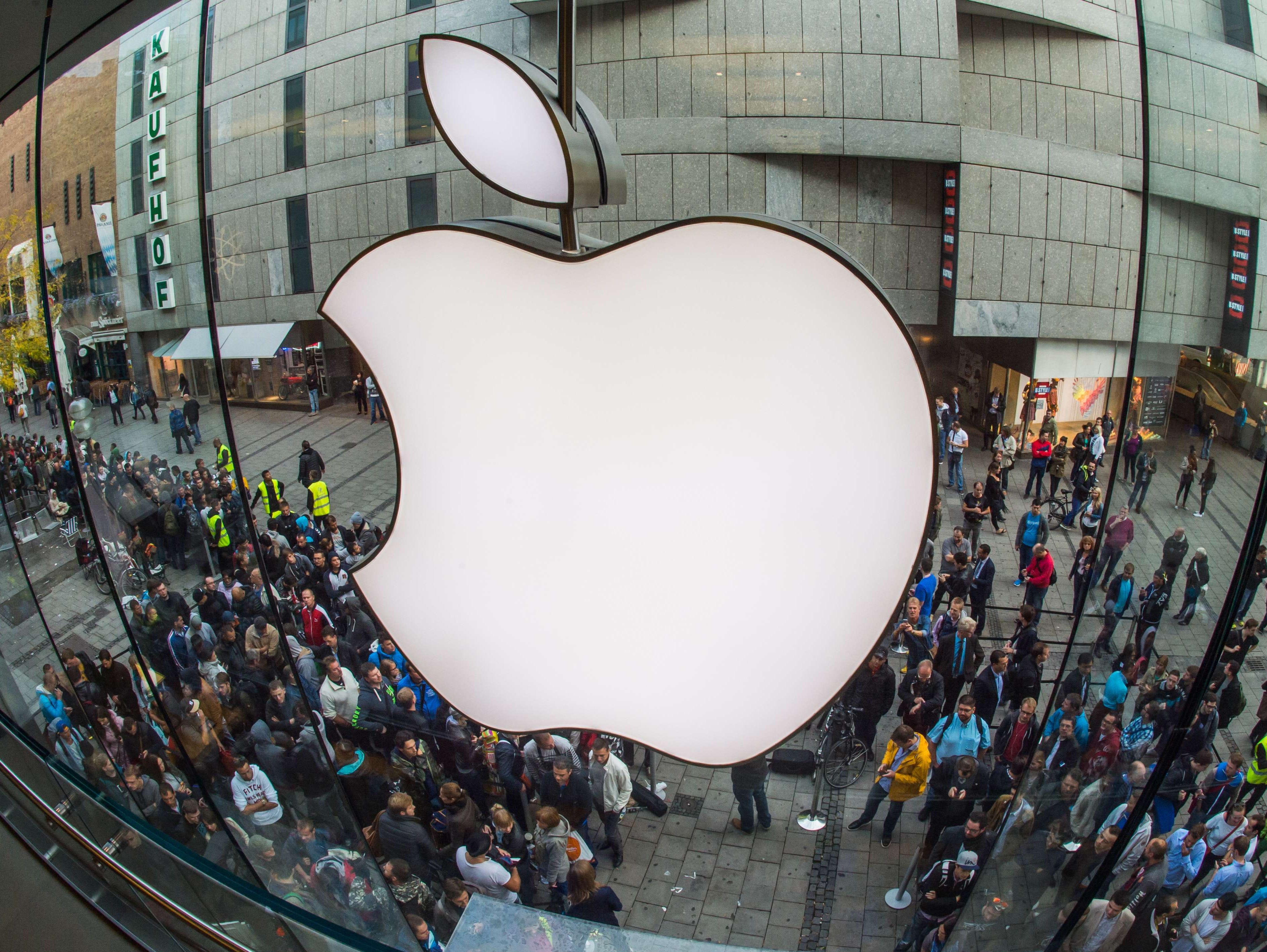 People crowd in front of the Apple Store in Munich, southern Germany to purchase the iPhone 6.