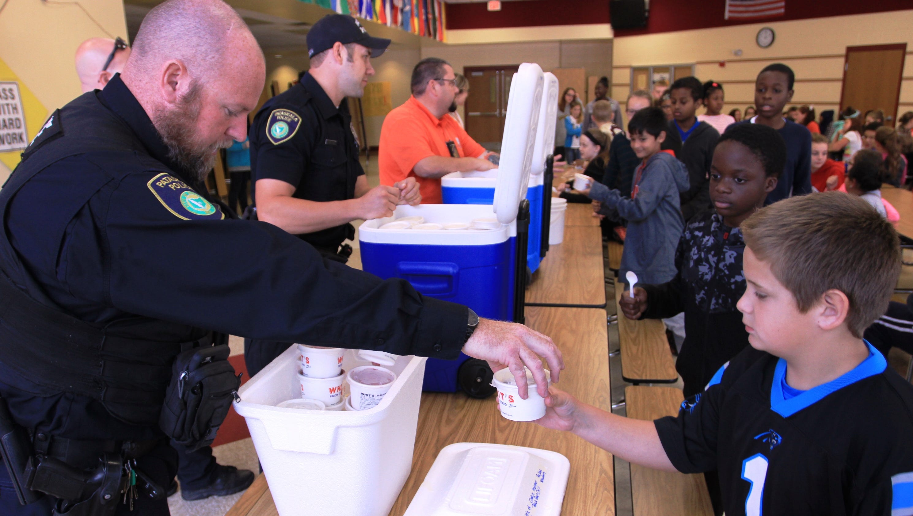 Pataskala police treat students to frozen custard