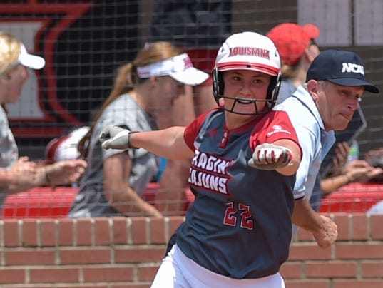 635994410397232035-tda.UL.vs.Texas.softball.regional.05.21-6882.jpg