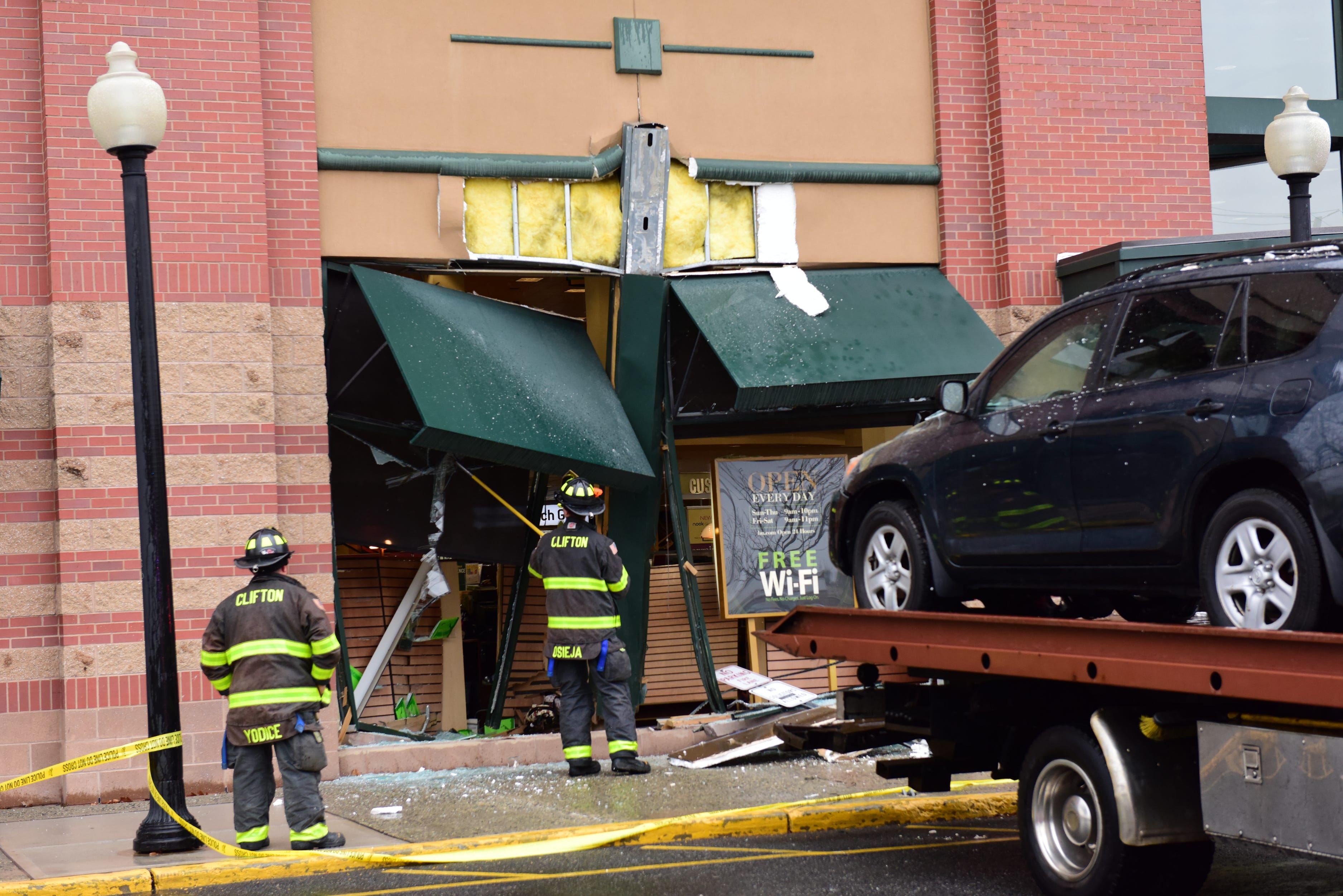 Clifton Nj Car Crashes Into Barnes And Noble Bookstore On Route 3