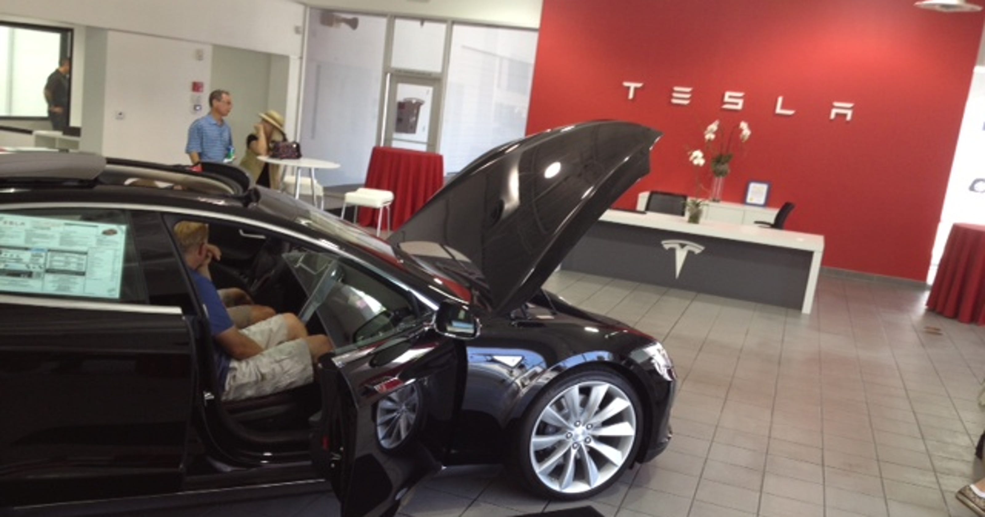 Tesla Palm Springs: Cathedral City showroom opens