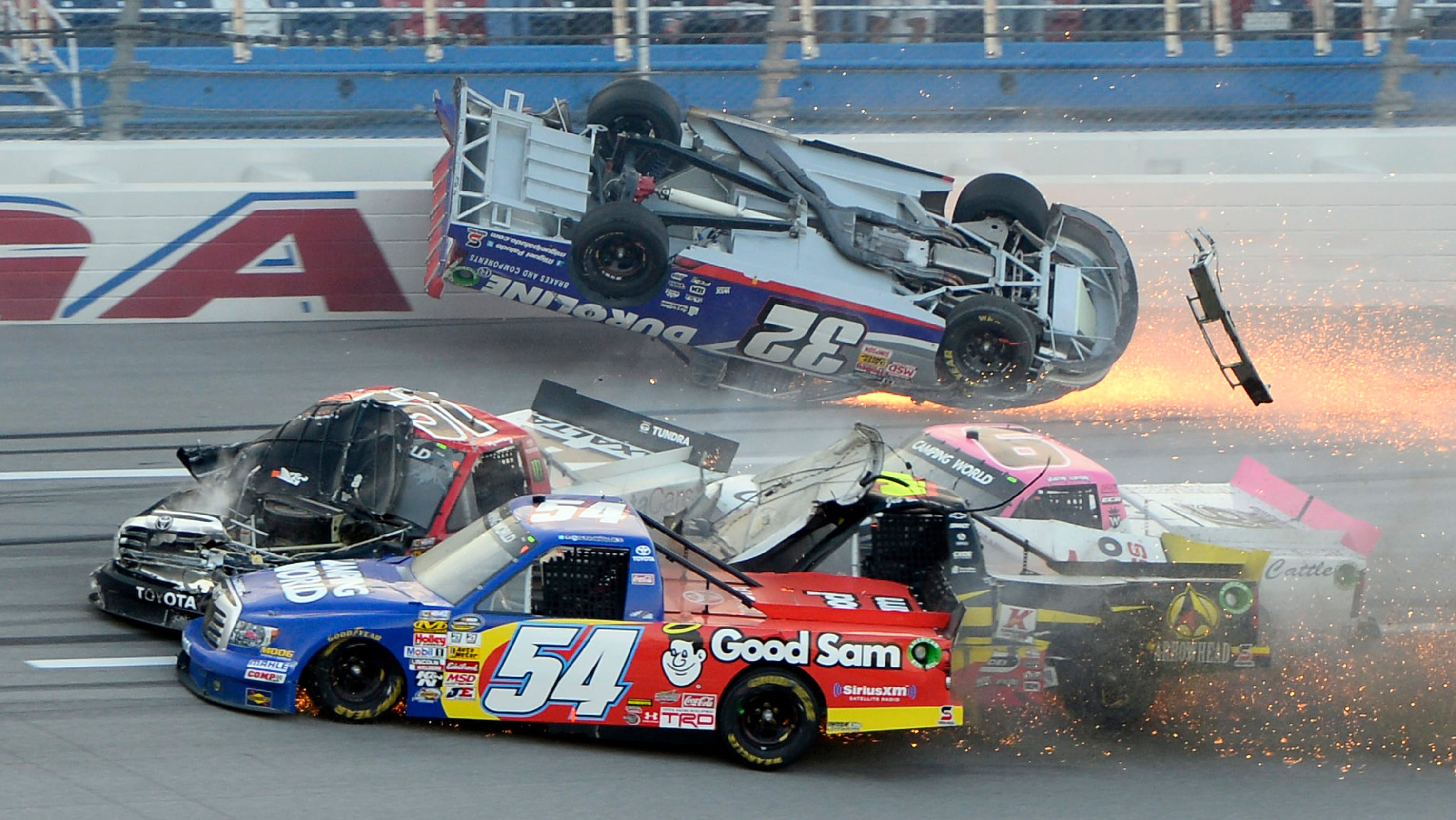 Look that car over there crash. Наскар Биг Ван. Индикар и наскар разница. Наскар World 2013. NASCAR 2013 crash.