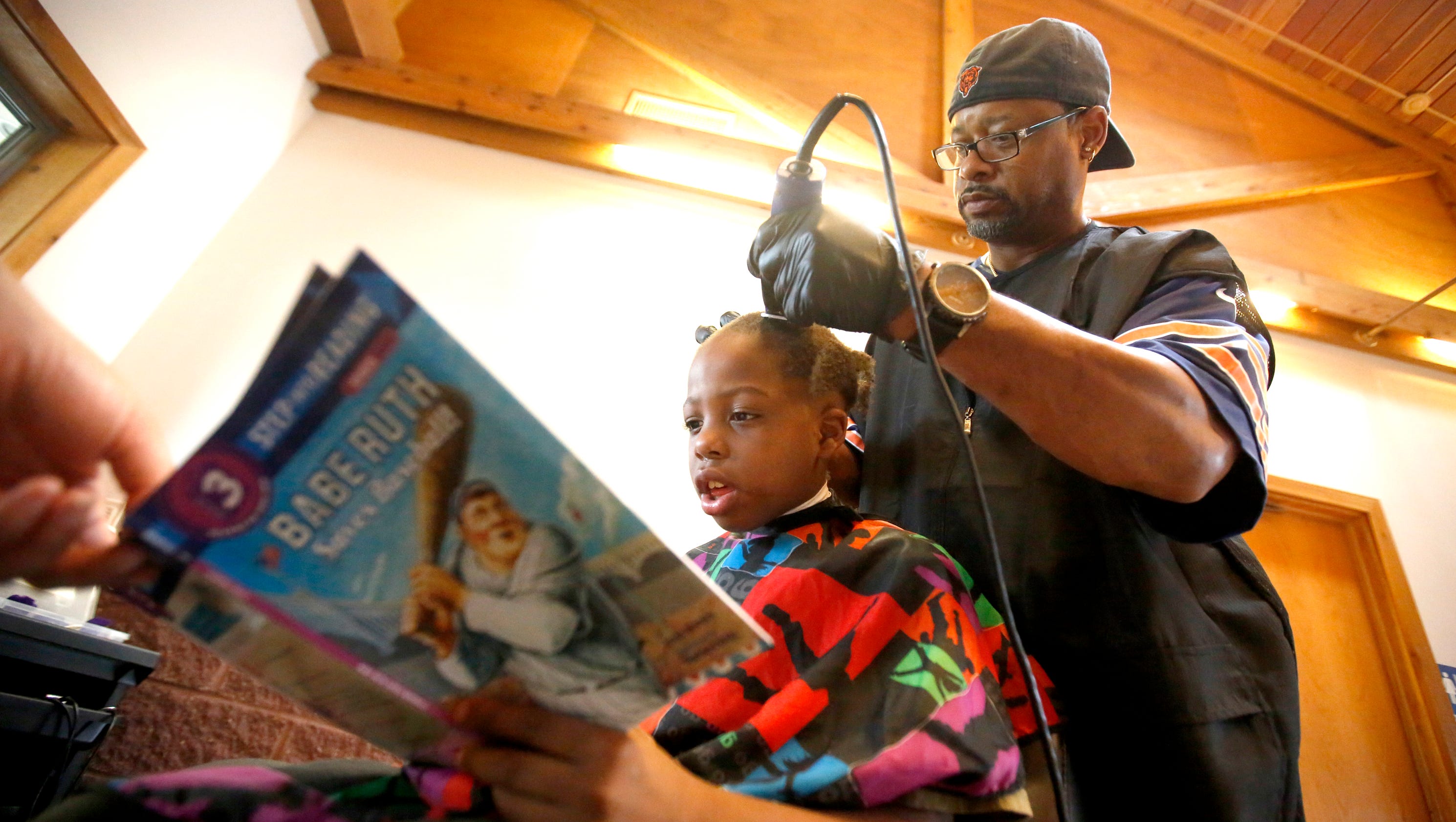 Iowa barber's deal for kids: Read for haircut