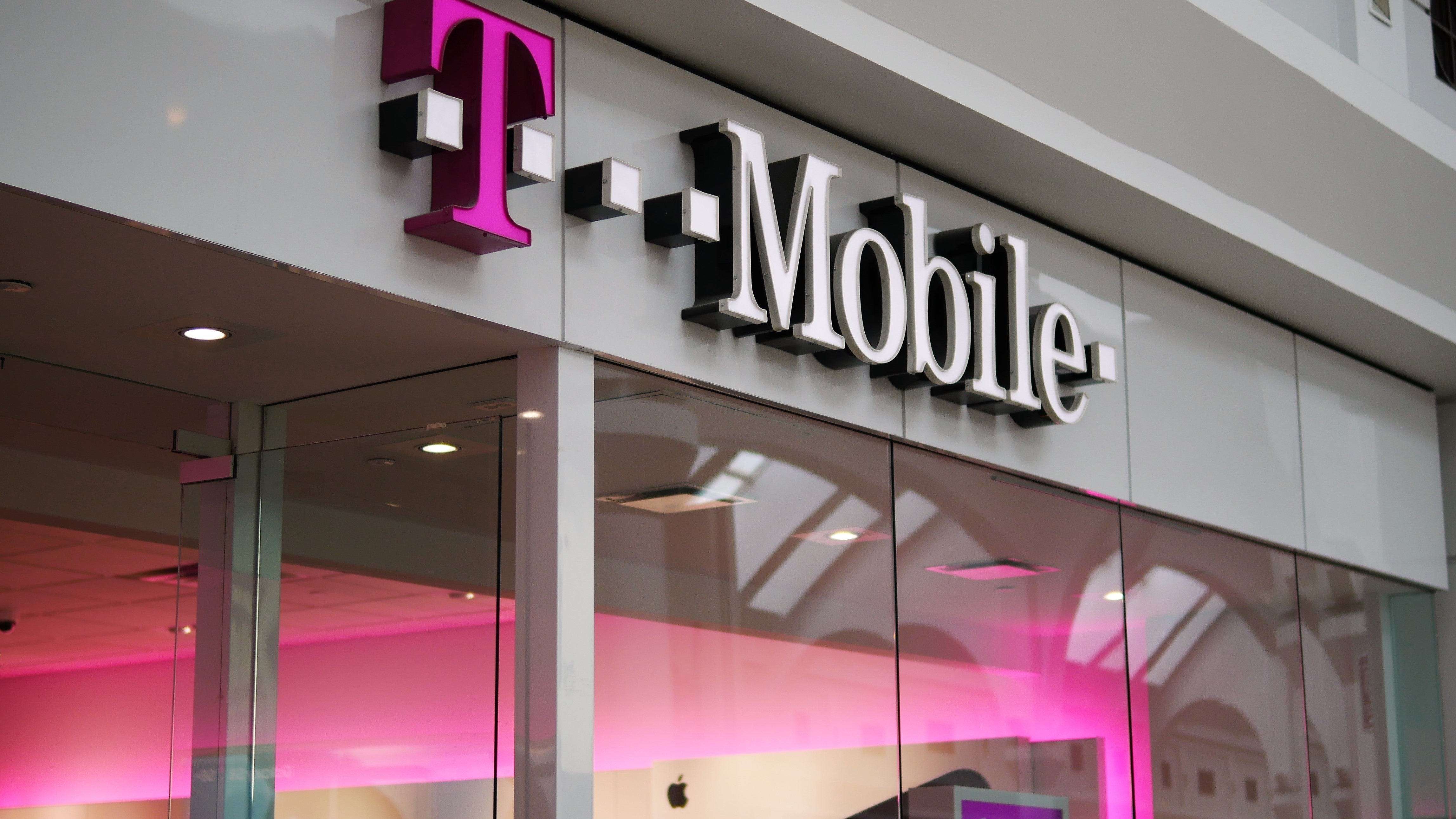 t mobile telephone number