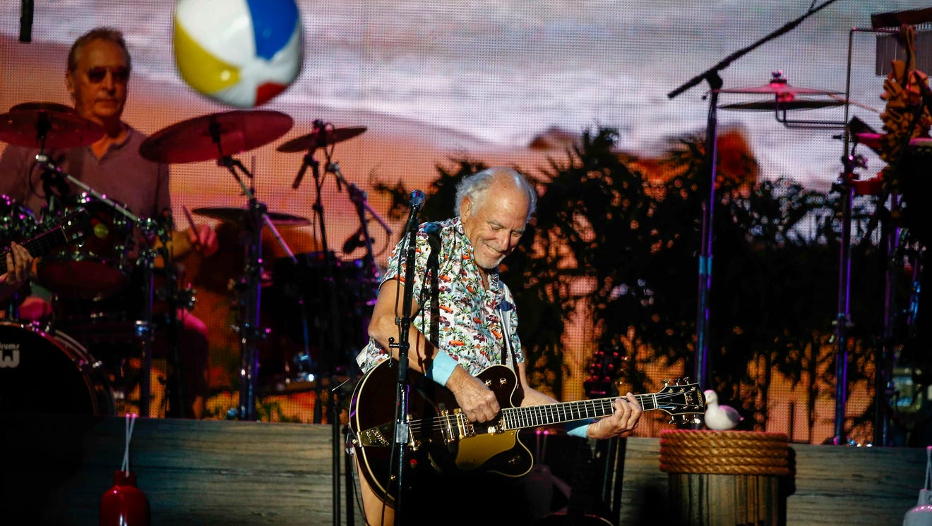 Jimmy Buffett spends Tuesday night sailing with 12,000 in Des Moines