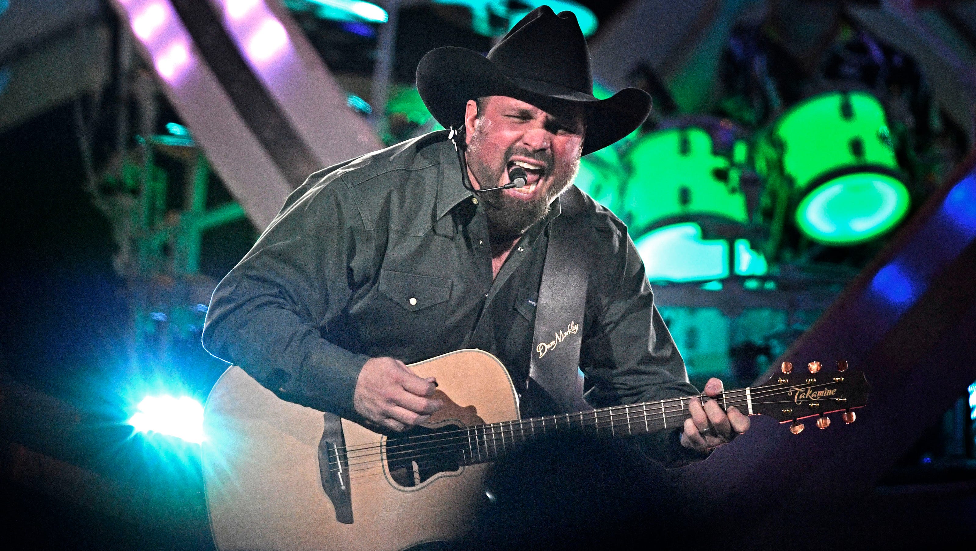 Garth Brooks unifies hits, passion for memorable kick off at