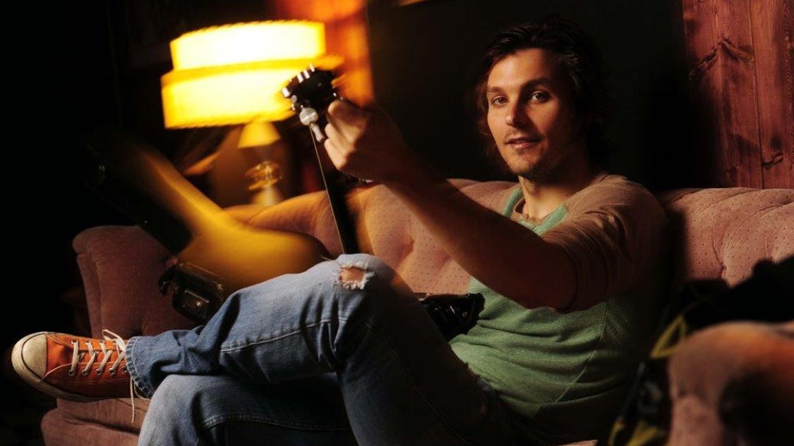 Charlie Worsham talks Kip Moore, ‘craziest life’