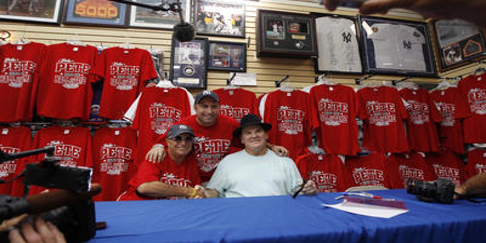 Video Pete Rose at work in Las Vegas signing autographs