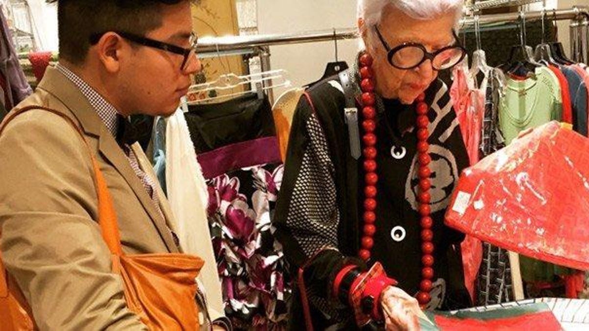 时尚偶像艾里斯·阿普菲尔，曾是德克萨斯大学的客座教授，享年102岁离世