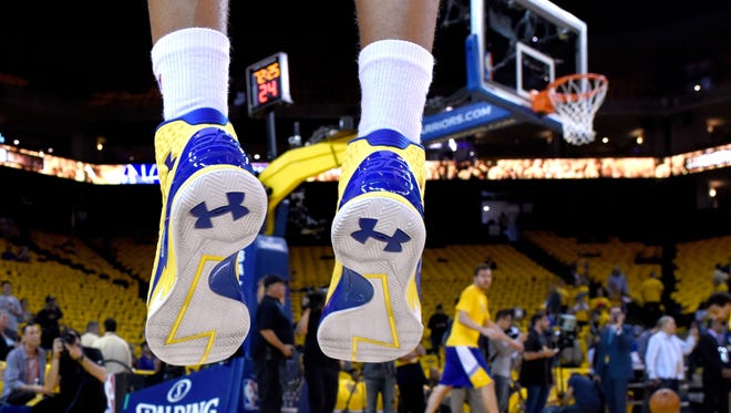 Acurrucarse Proporcional Química Under Armour soars 23% with Stephen Curry