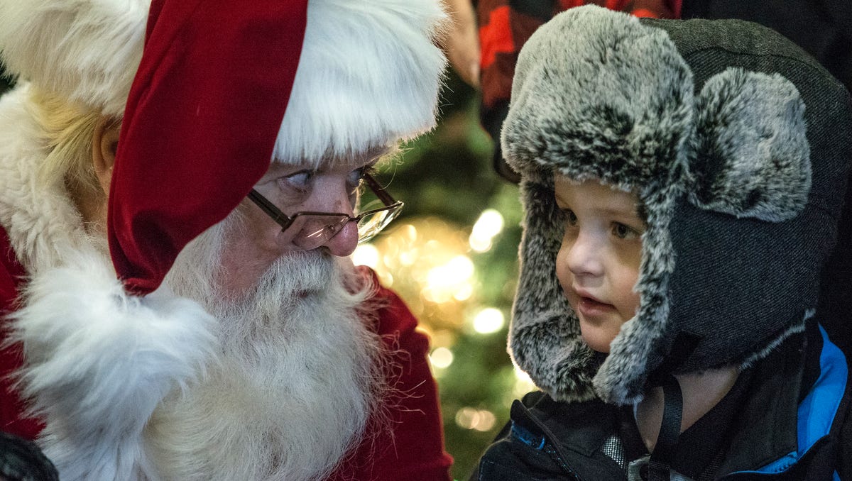 Take A Peek Into The Indianapolis Zoo At Christmas