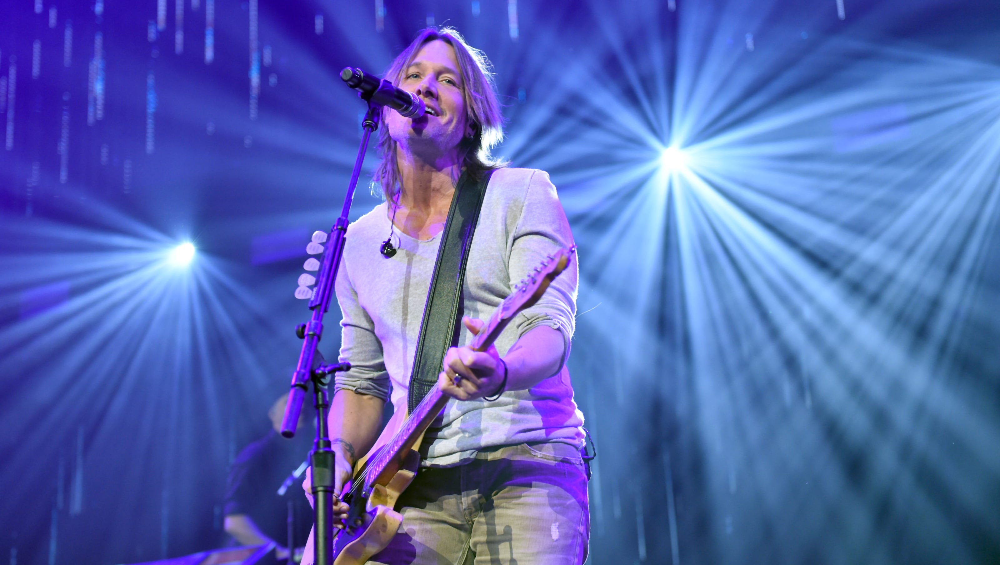 Keith Urban reveals new album, 2018 national tour in surprise Nashville