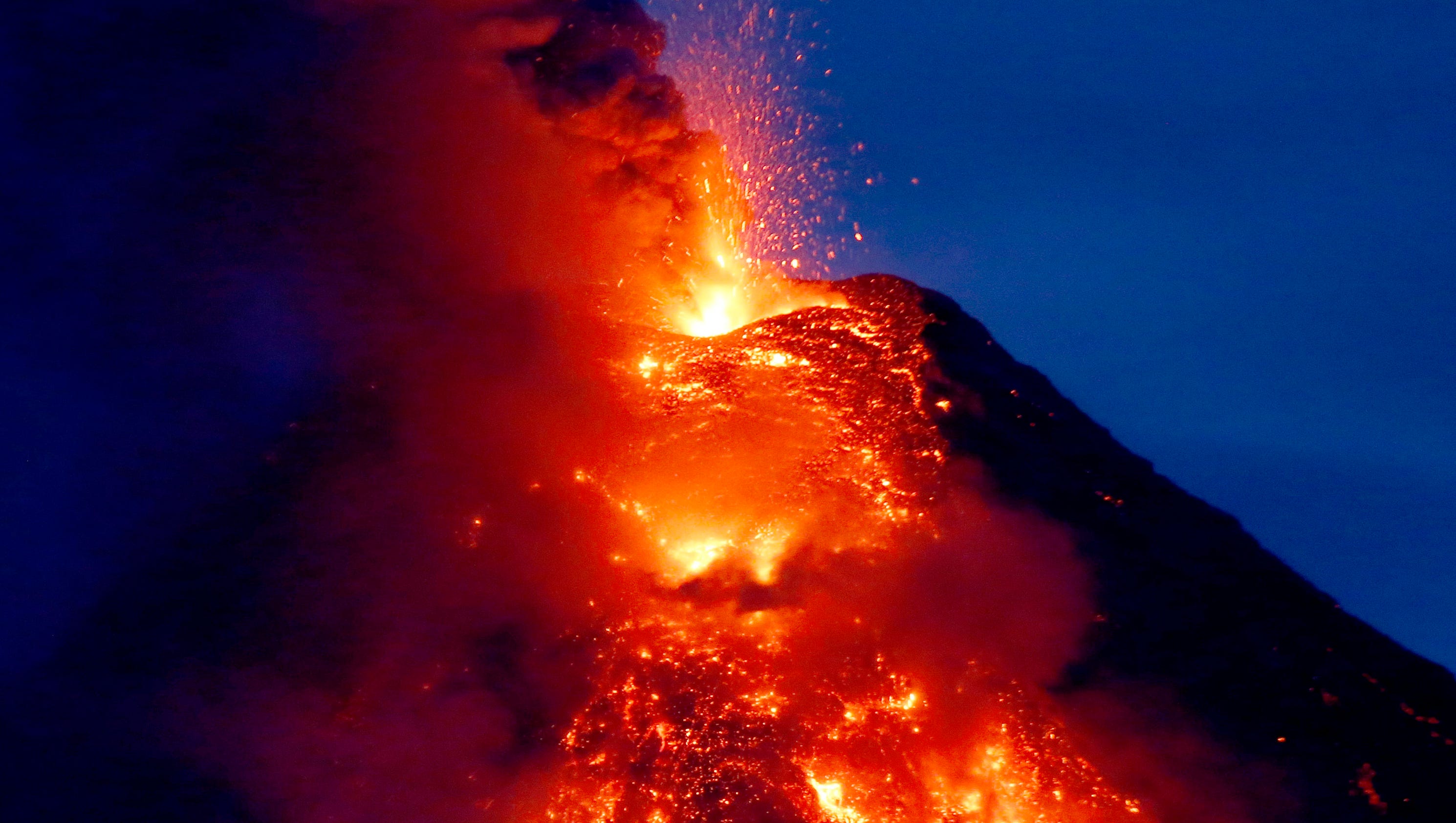 philippines-most-active-volcano-56-000-people-flee