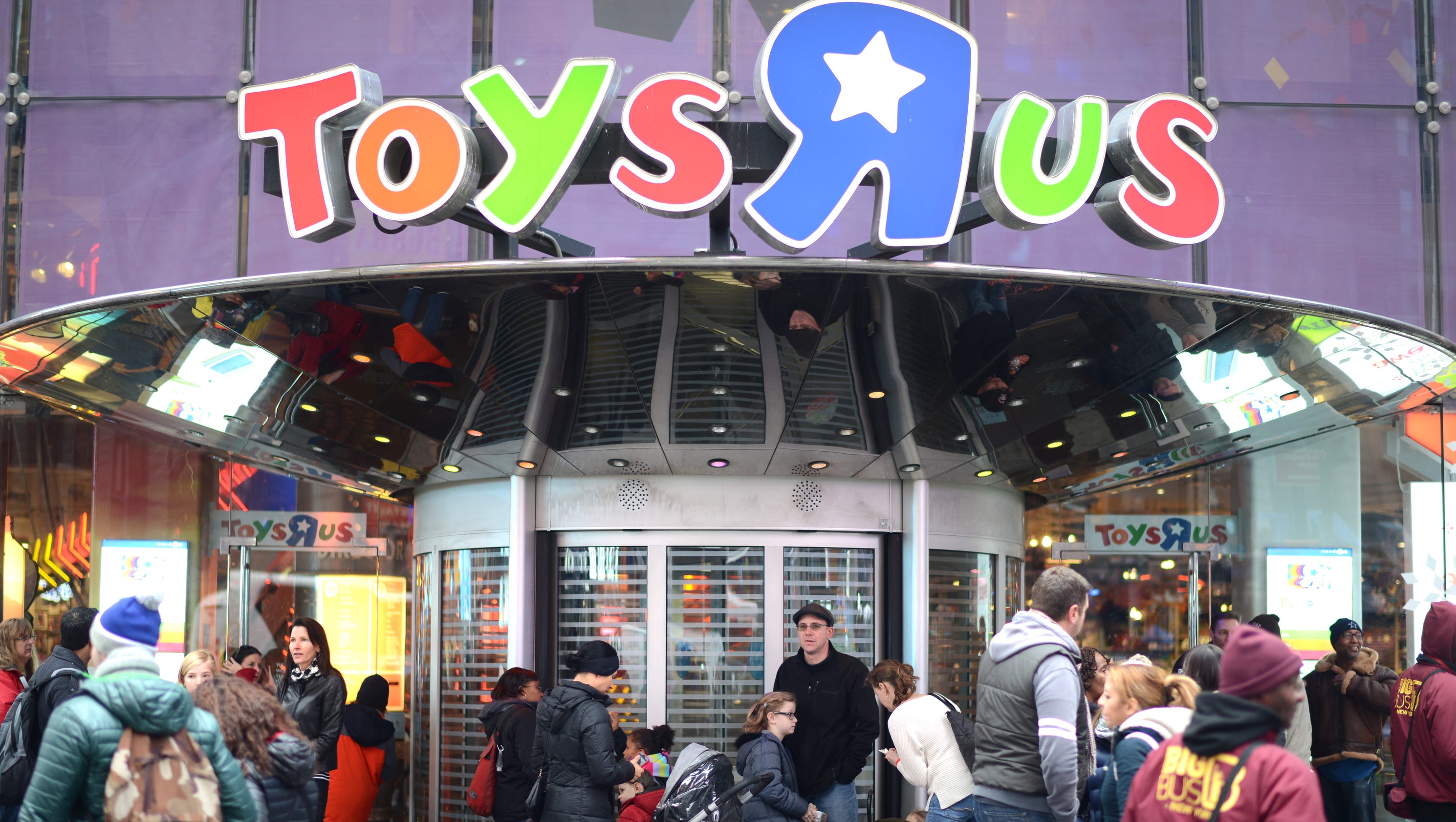 636390960050327416 083016 B TOYSRUSTIMESSQUARE 65P 12118481.JPG