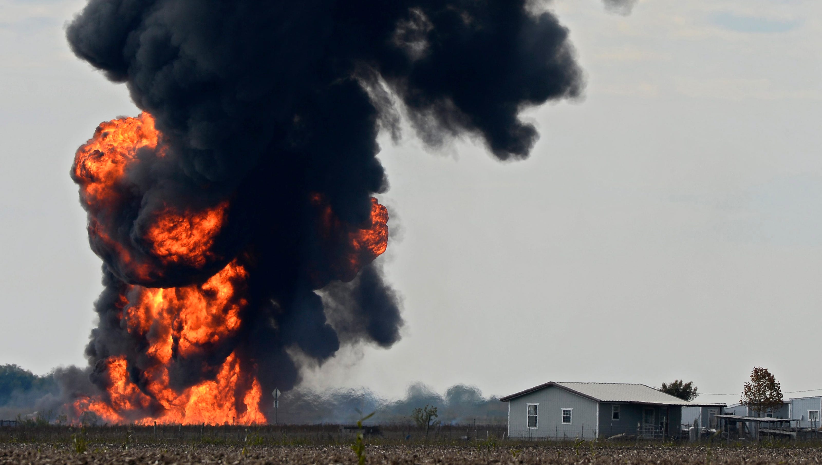 gas texas line pipeline explosion fire tower explodes town drill pipe air natural tx flames huge exploded milford evacuated sending