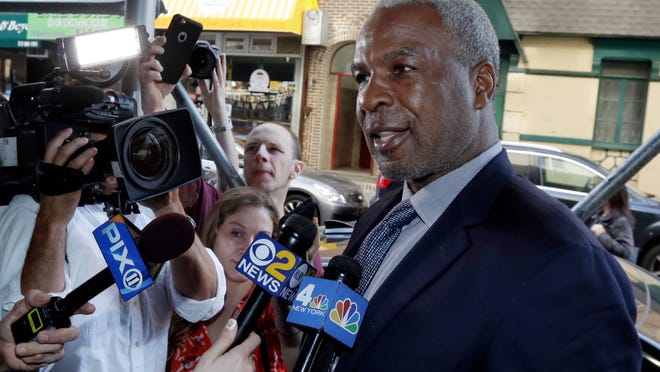 Charles Oakley sues Knicks owners, claiming defamation