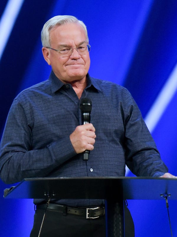 Megachurch Pastor Bill Hybels Quits Calls Sex Claims Flat Out Lies 