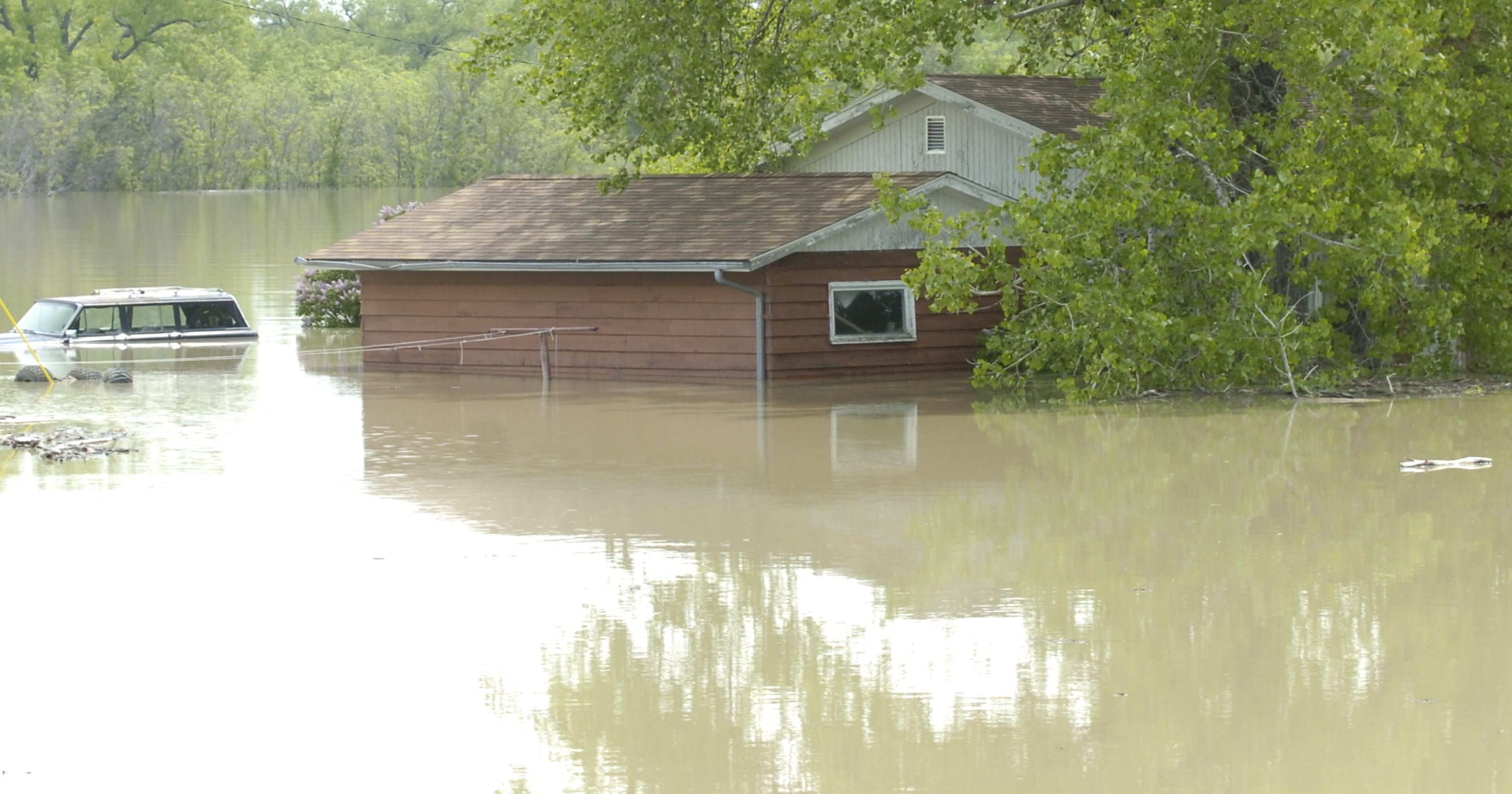 2011 After Flooding Homes Are Being Evacuated