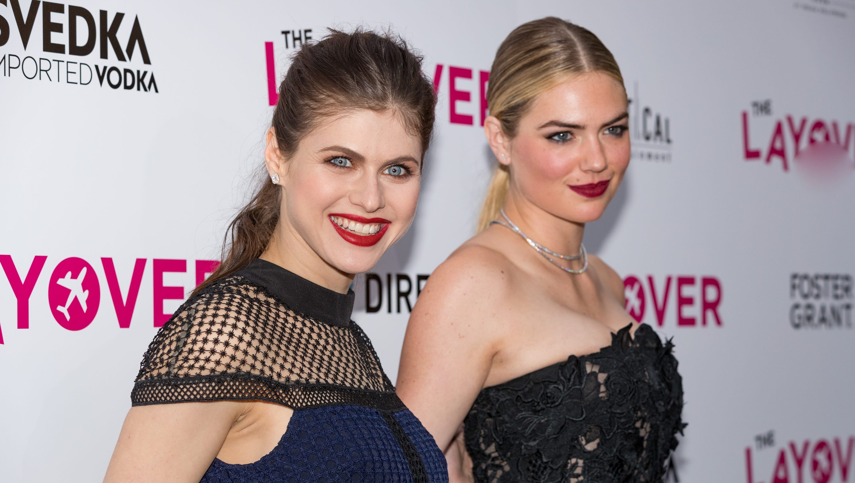 Kate Upton Alexandra Daddarios Looks Complement At Layover Premiere