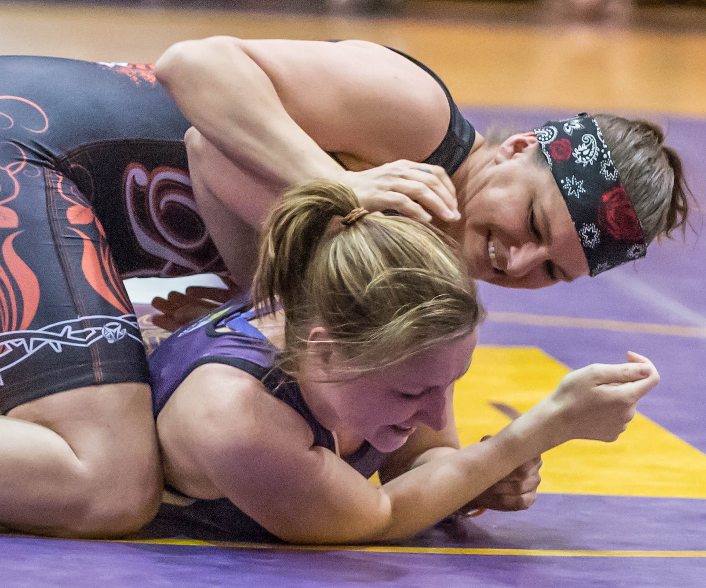 Mom wrestling. Сын борьба. Mother мы Wrestling. Mom and son борьба. Son vs mother Wrestling.