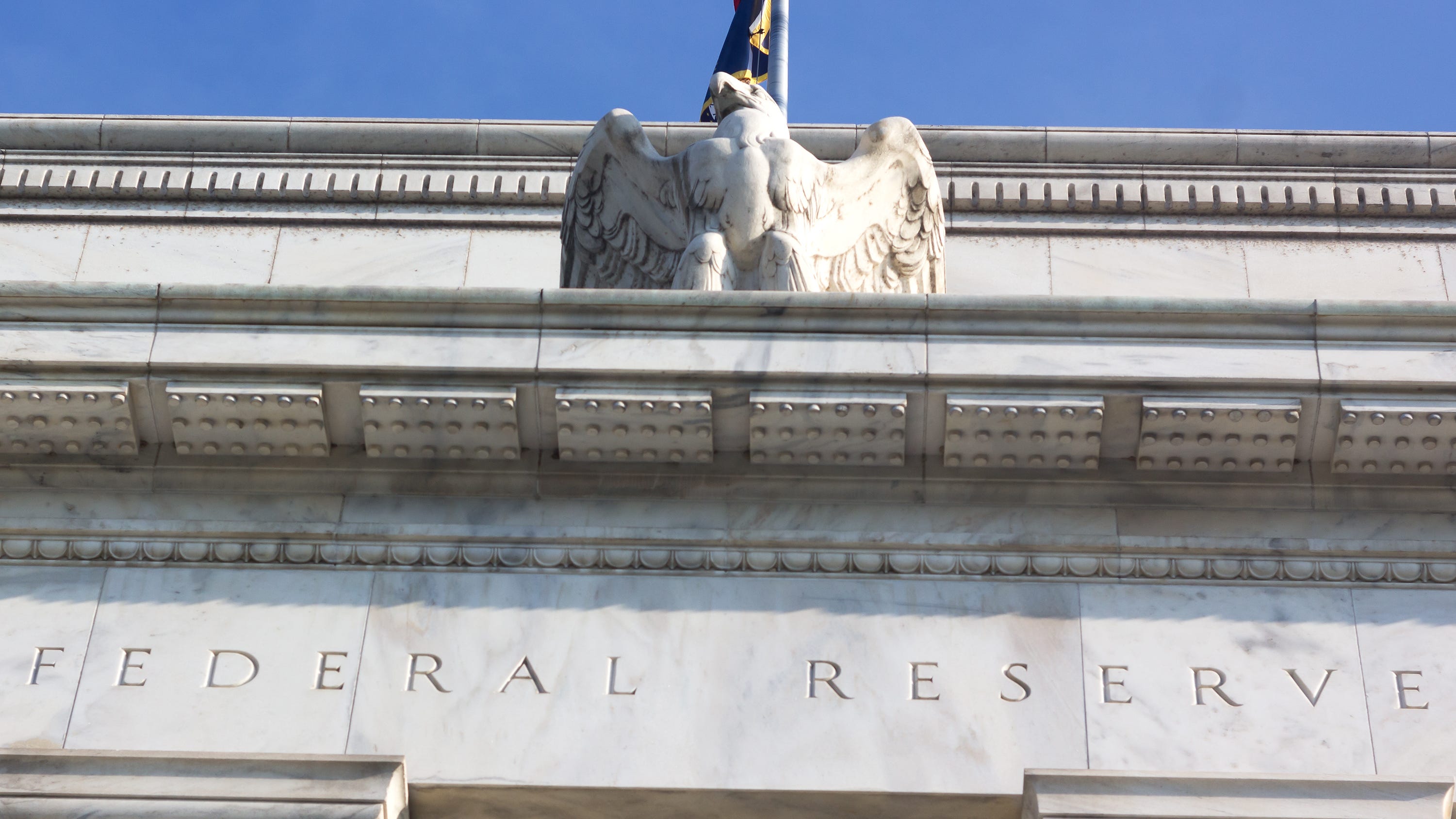 Federal Reserve Why does the Fed lower interest rates?