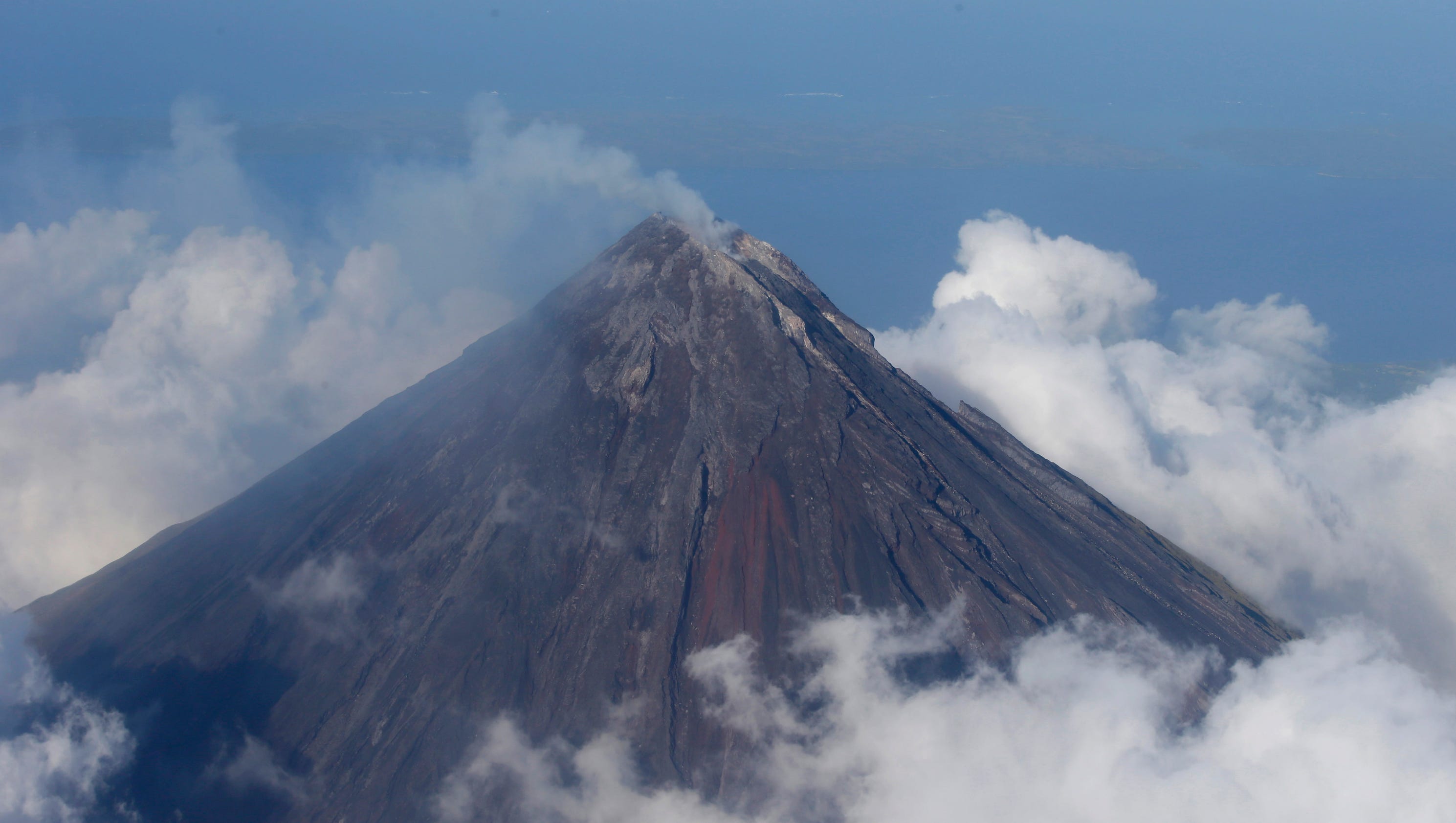philippine-volcano-spews-lava-thousands-evacuated