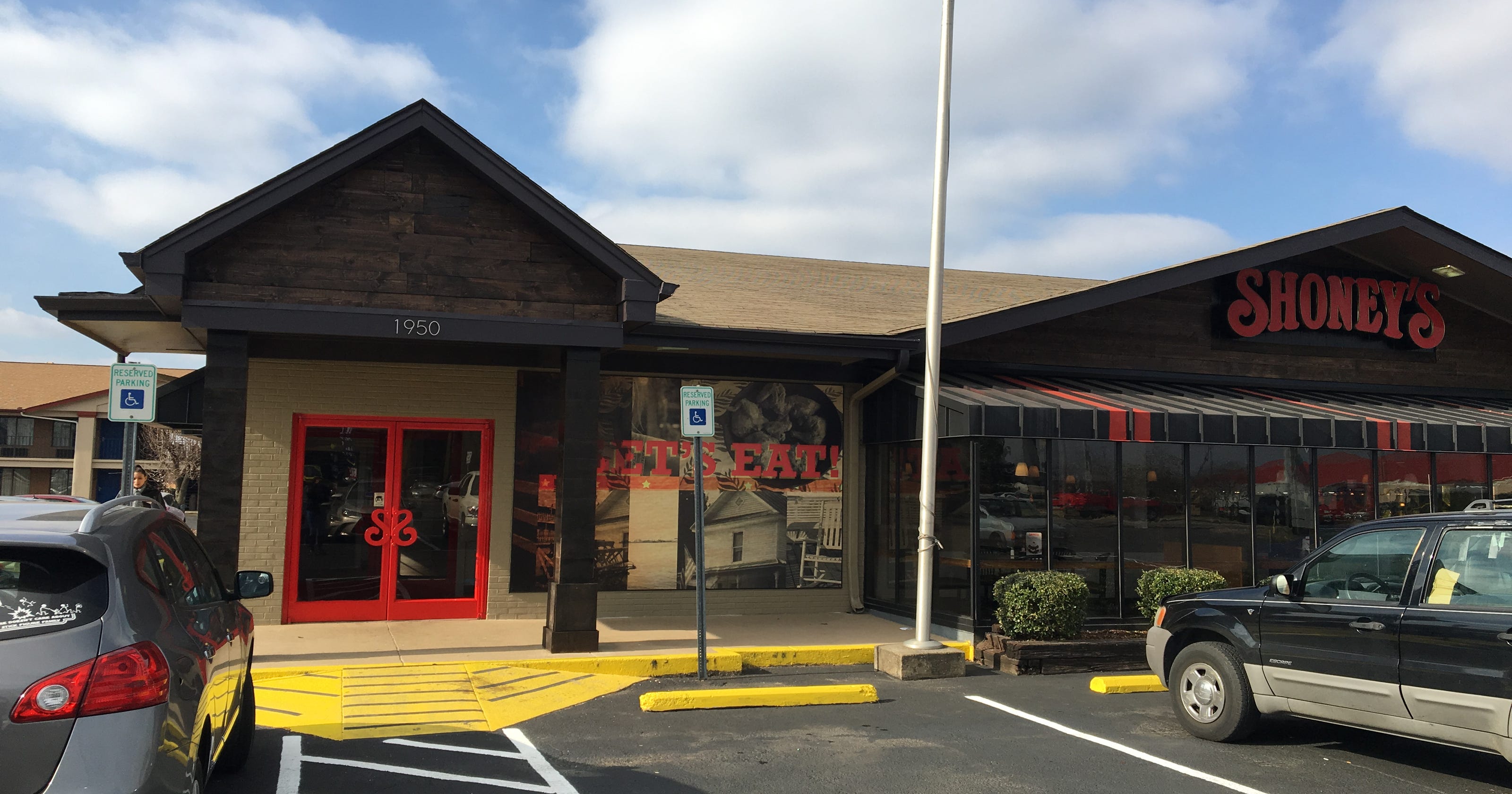 Murfreesboro Shoney's reopens newly renovated restaurant