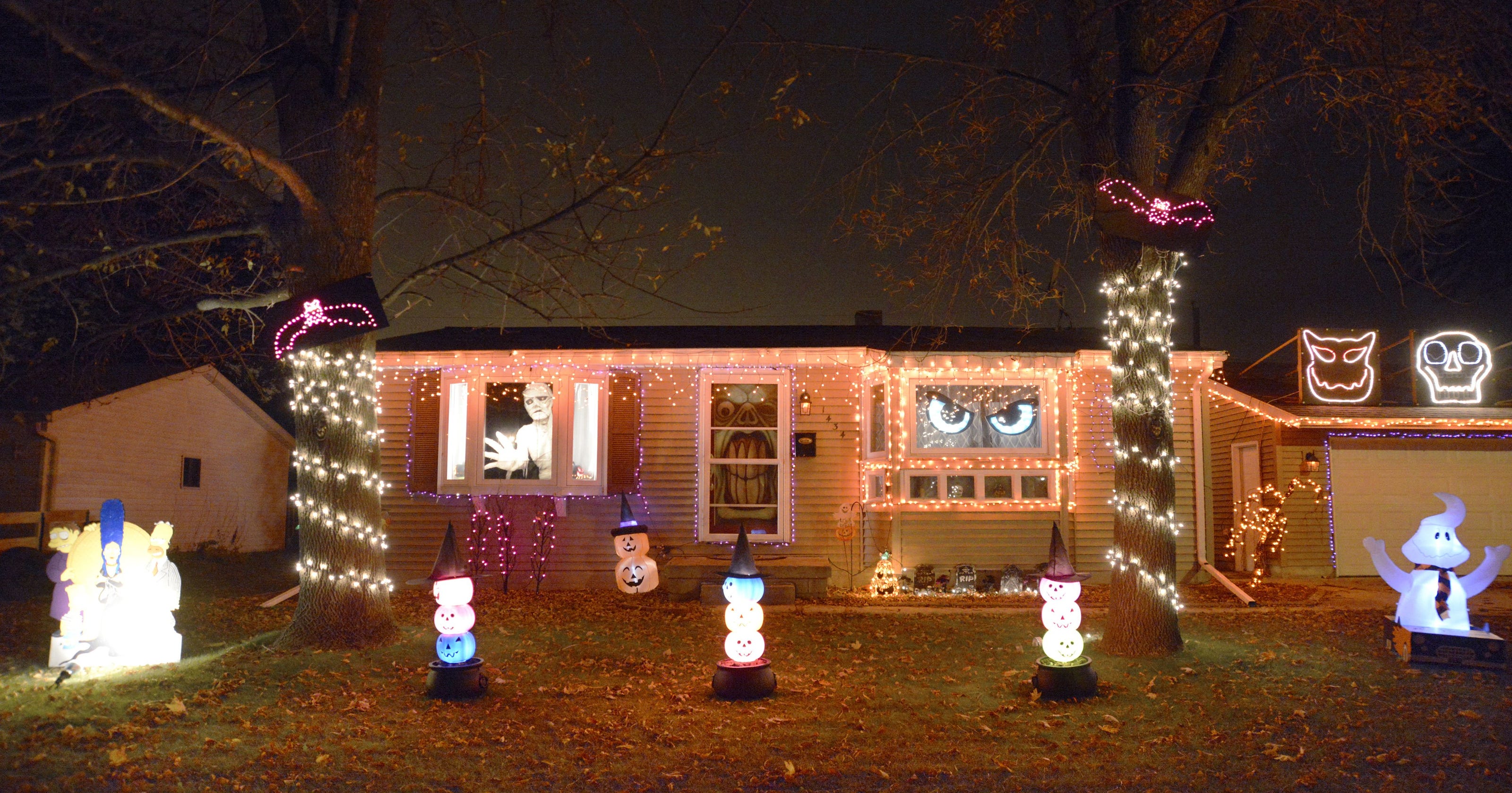 Manitowoc couple offers Halloween light show