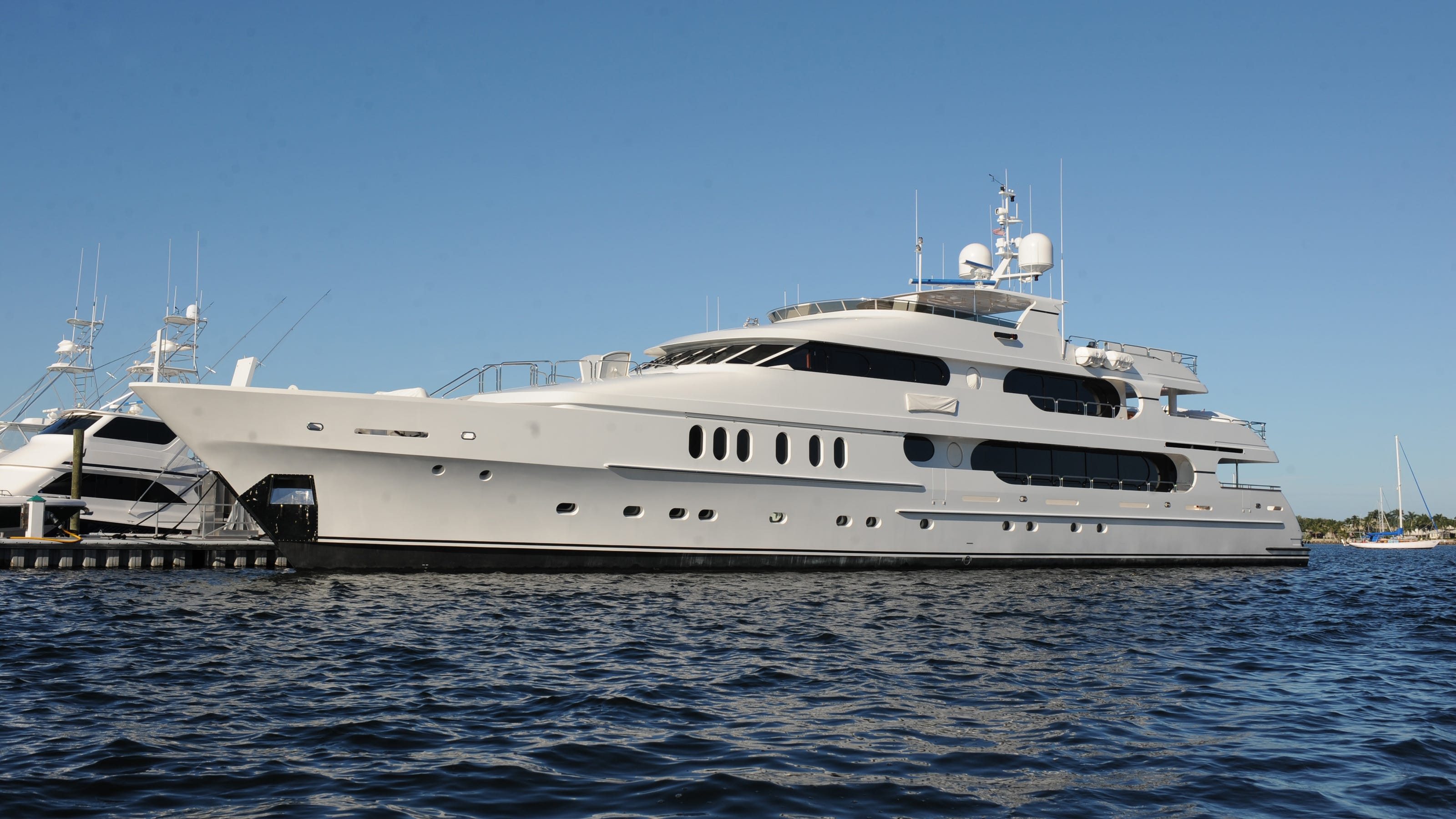 Tiger Woods Luxury Yacht Privacy Smaller Than Others At Bahamas Dock