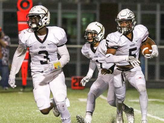 South Brunswick's Jaylan Lawson (5) takes the handoff