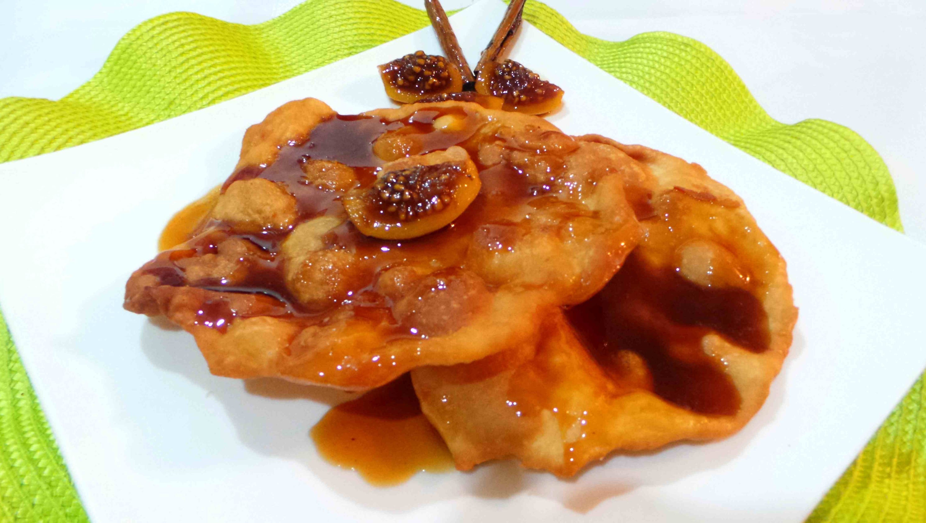 Buñuelos con miel de piloncillo y guayaba