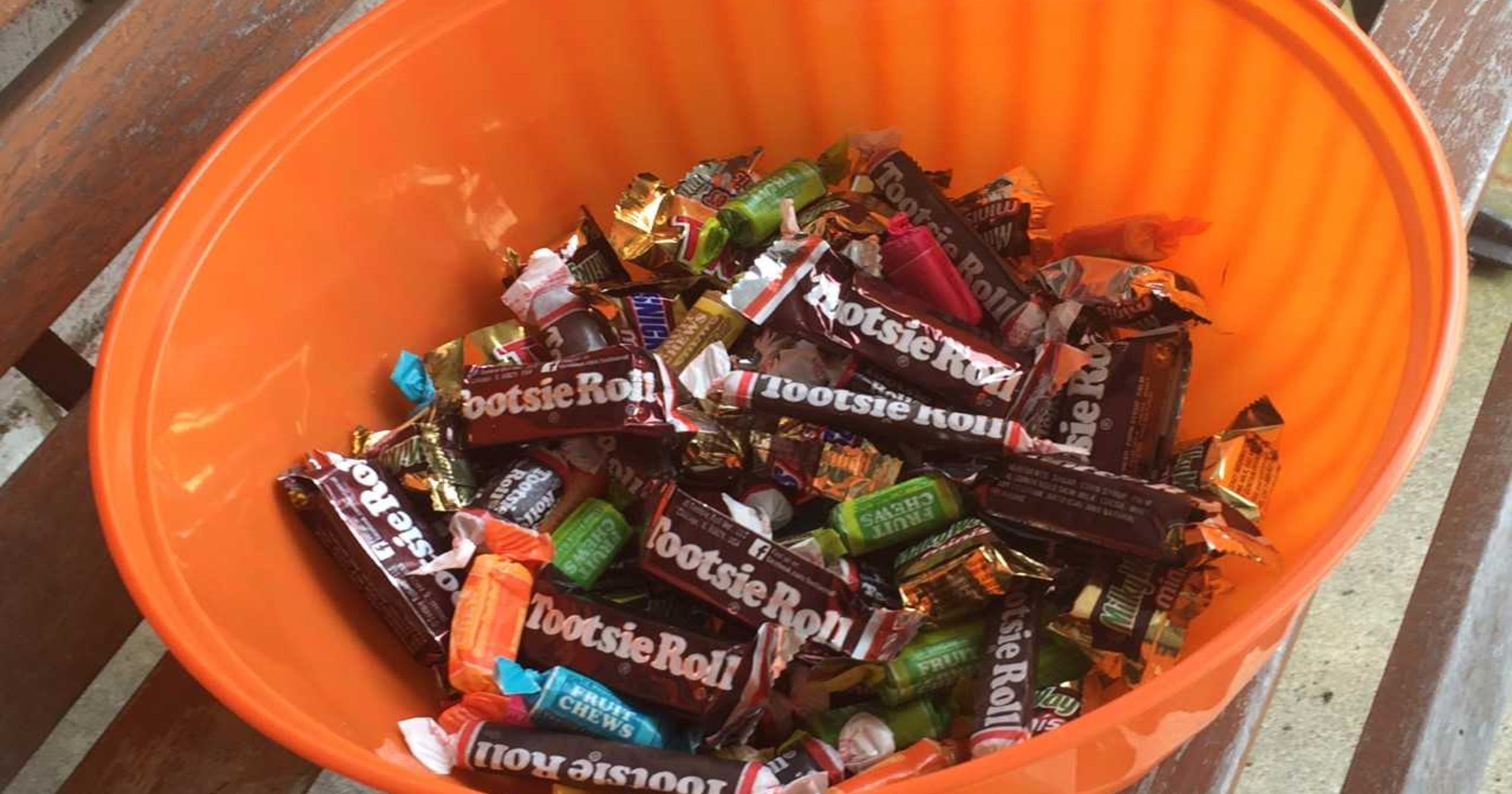 Heres A List Of The 10 Worst Candies You Can Give Out On Halloween 5319