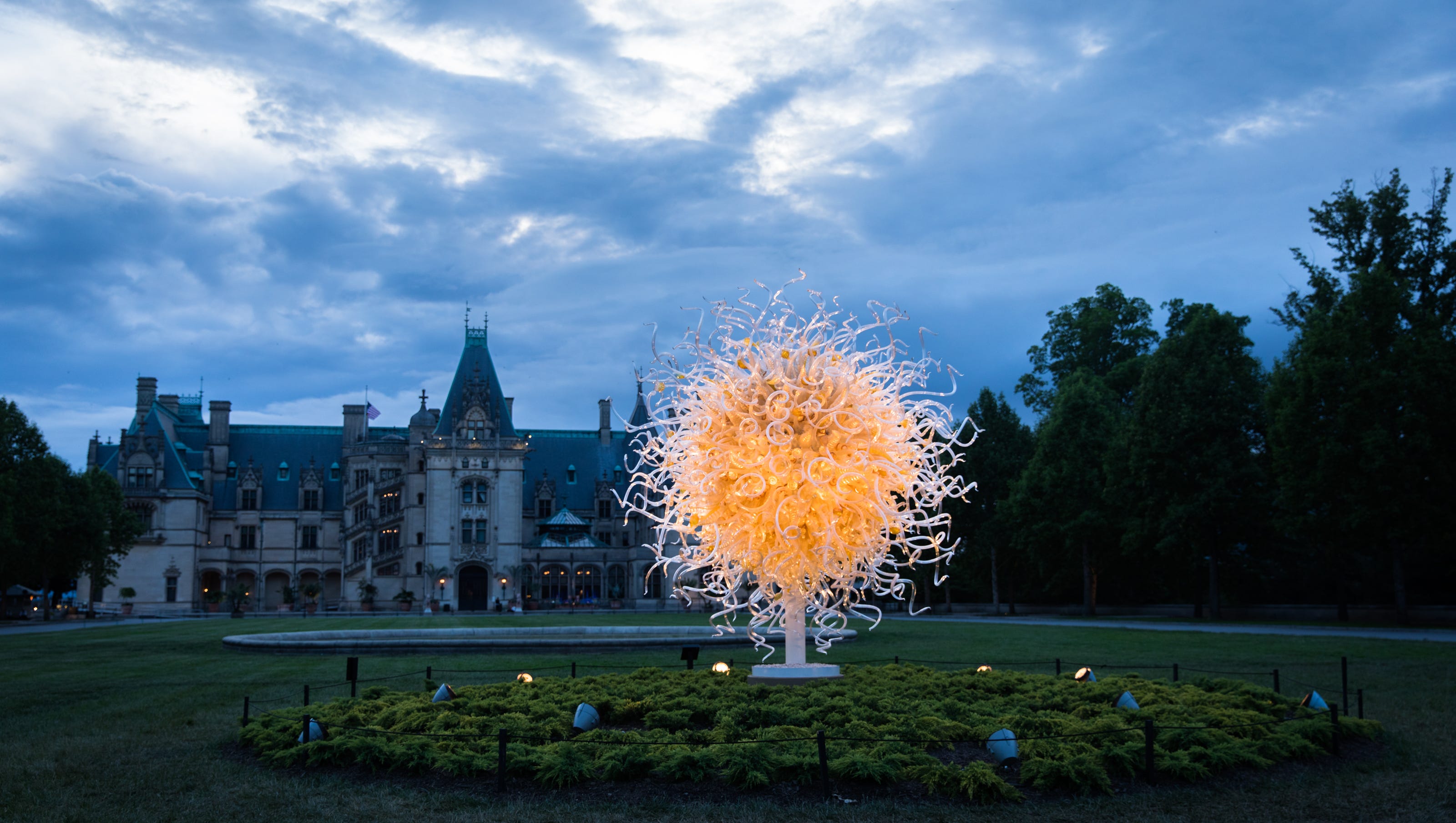 Glass Artist Dale Chihuly Has Historic Exhibit At Asheville S Biltmore   636626639115355300 ChihulyNight MB1 05222018 