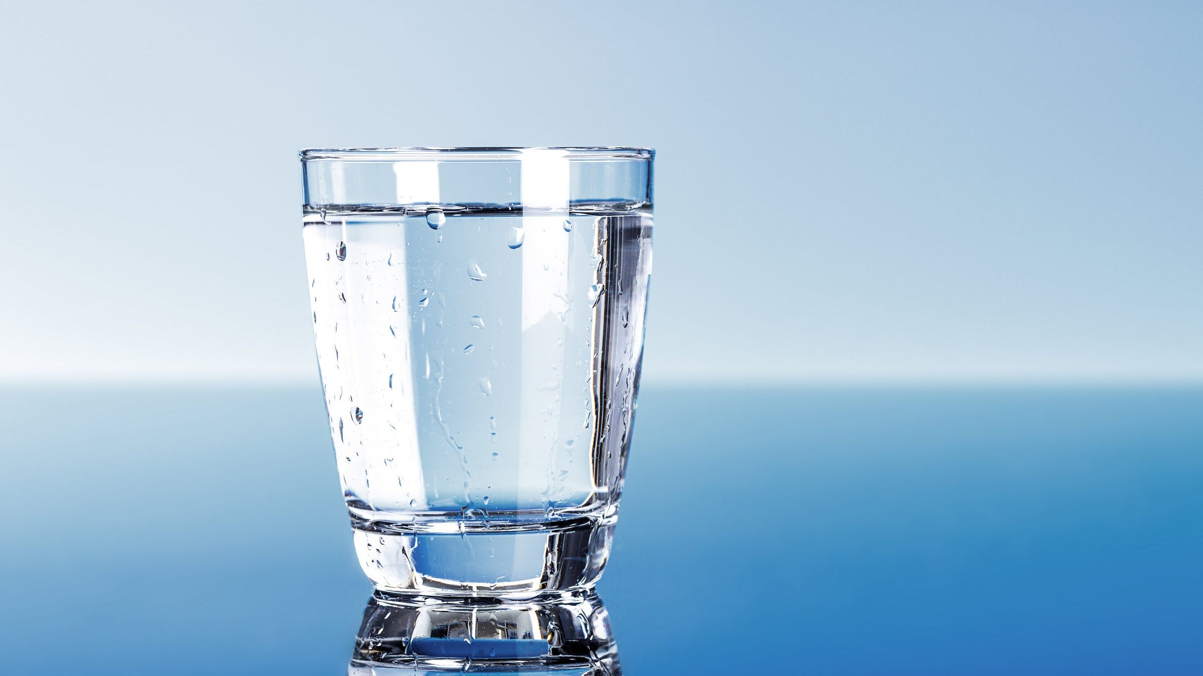 стакан с водой на столе
