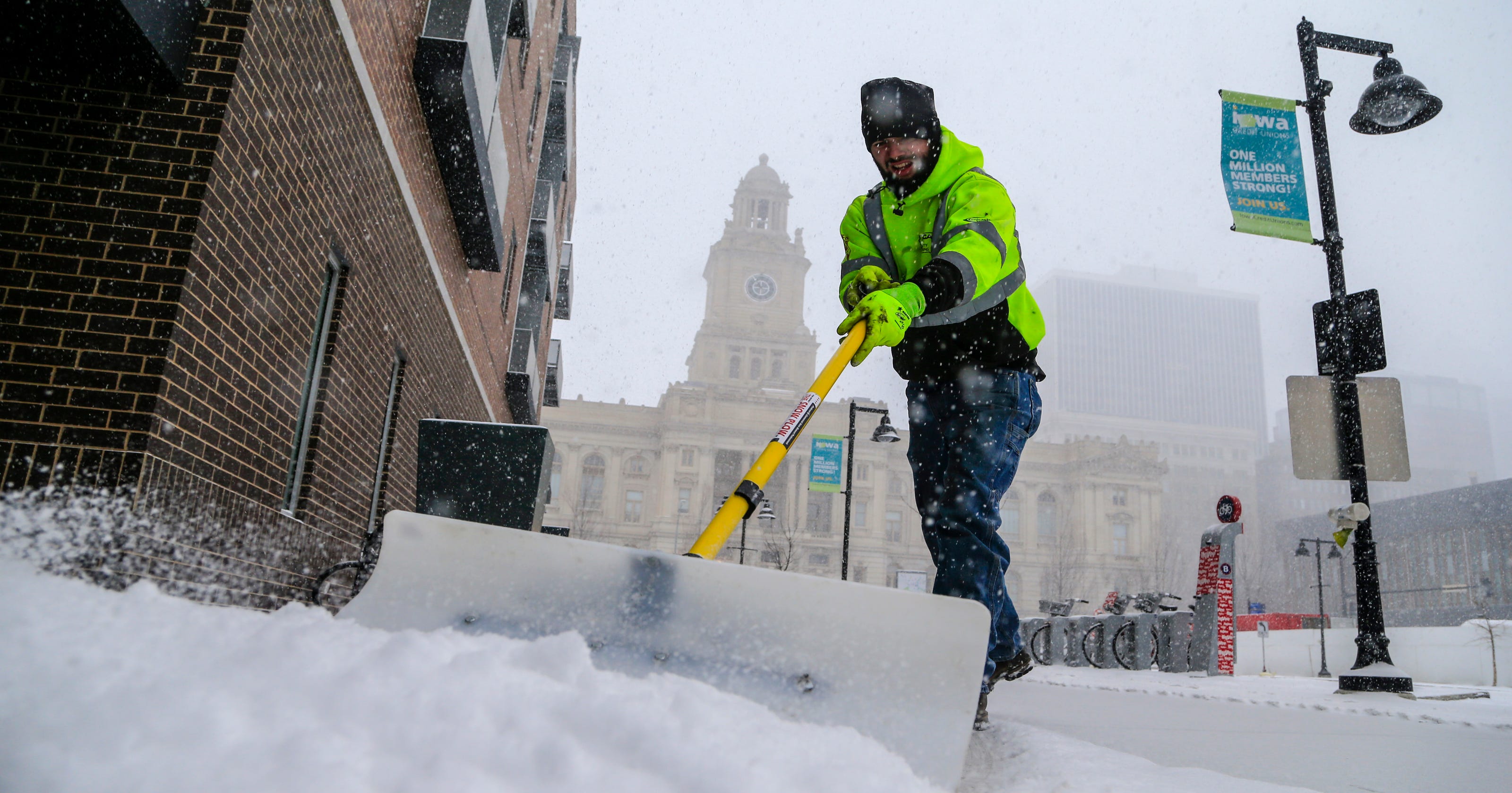 How much snow did Iowa get Monday?