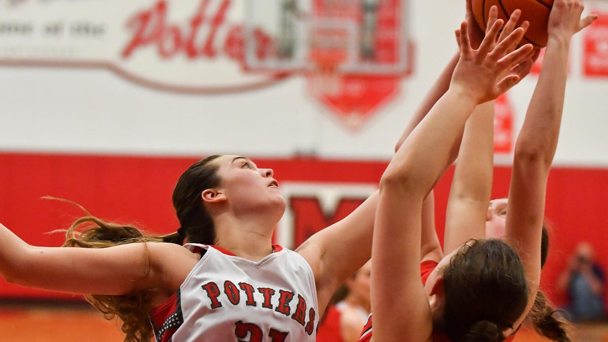 Morton's Katie Krupa (31) reaches for the ball a game against Metamora. Krupa verbally committed to play at Harvard.