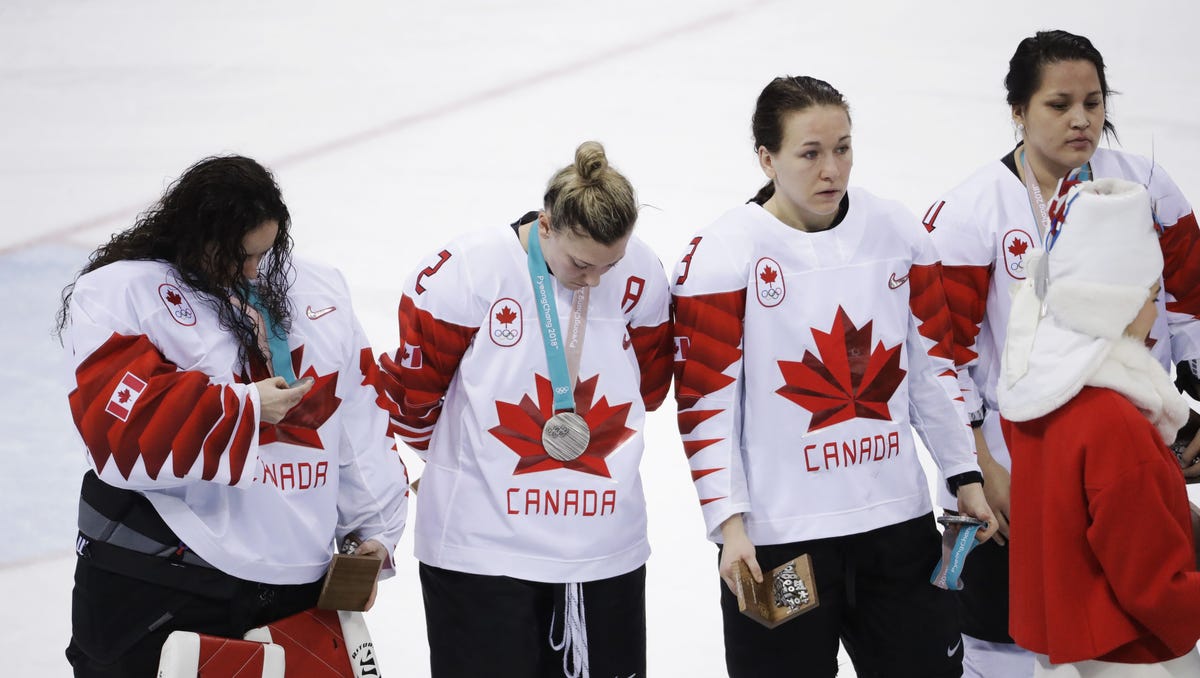 Canadas Jocelyne Larocque Yanks Silver Medal Off Her Neck After Loss