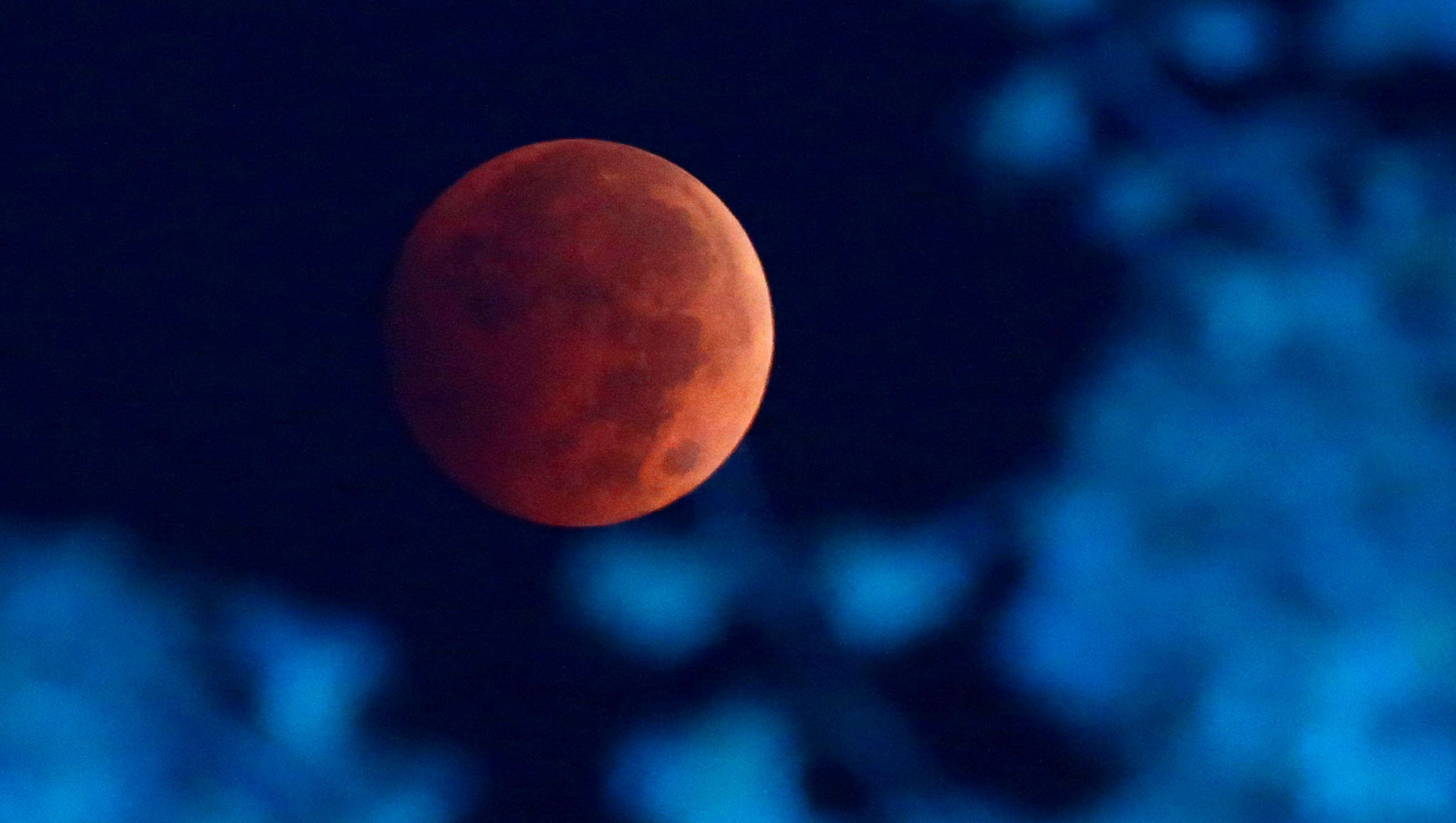 Total 'super flower blood moon' lunar eclipse visible across Wisconsin