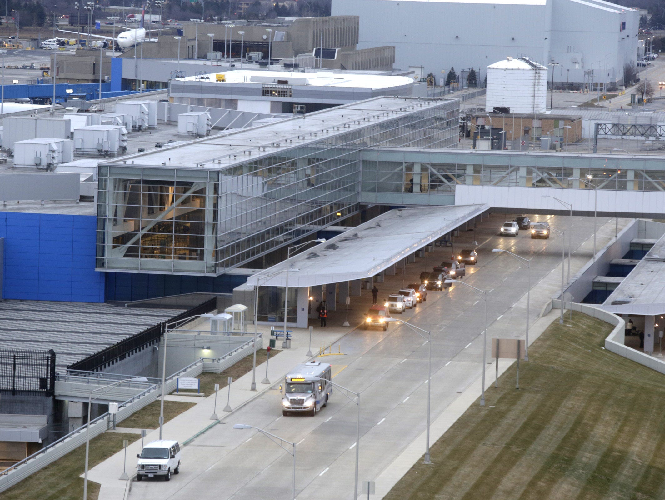 number of flights that come out of detroit city airport per day