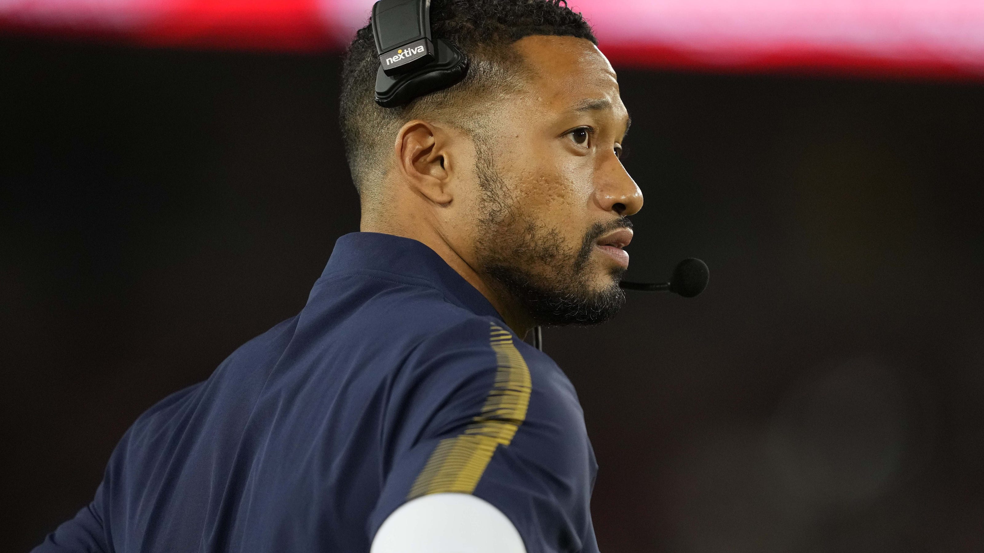 Notre Dame new coach Marcus Freeman gets big greeting from players