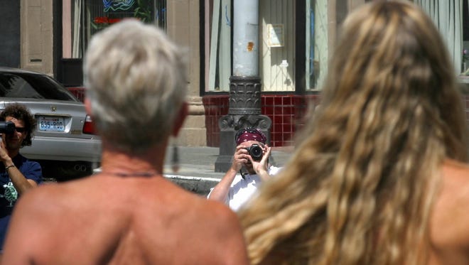 660px x 373px - Photographer to stage 'in the buff' city portraits