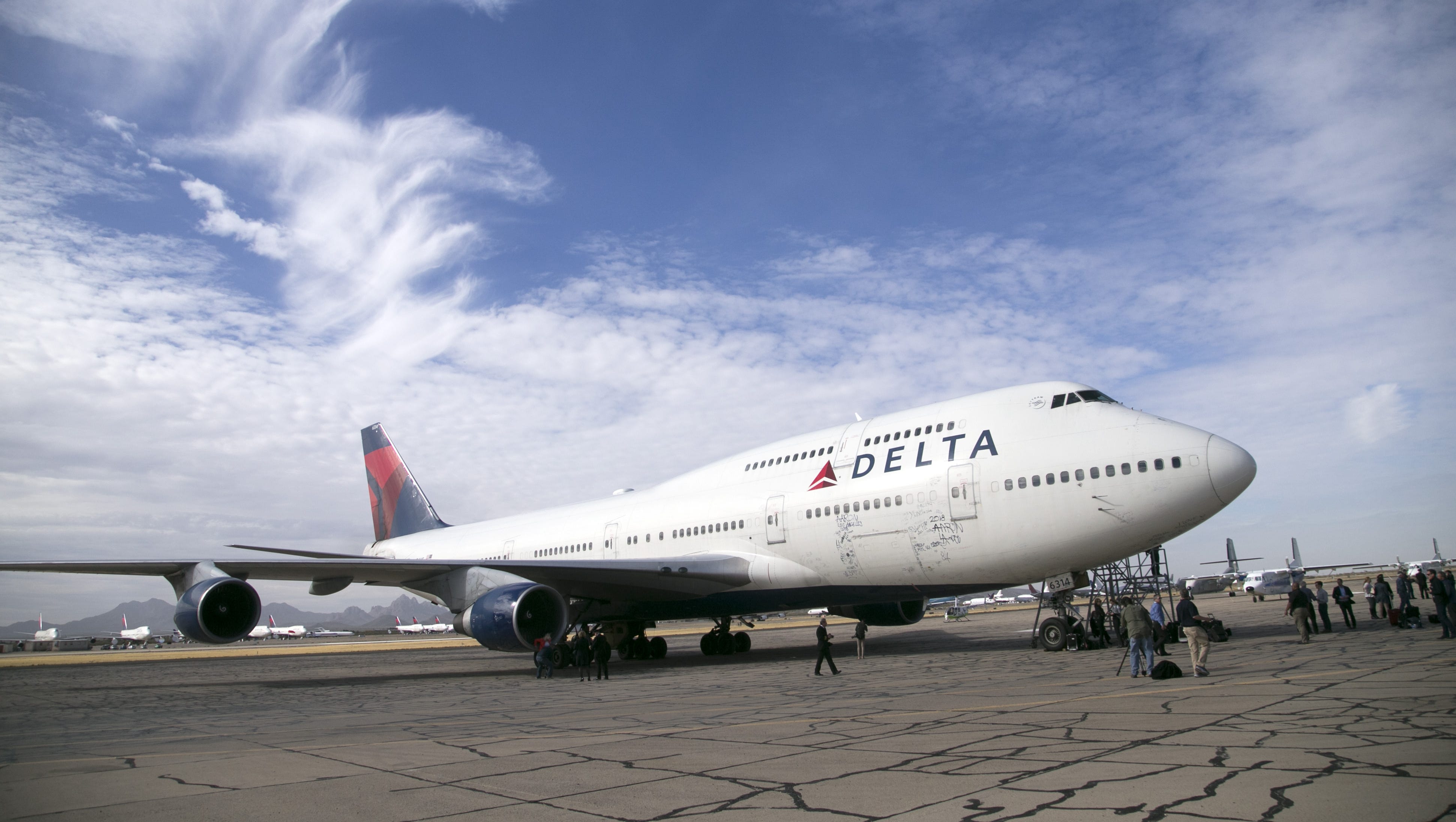 Stapel stapel oud Delta Airlines' last 747 is retired at Arizona airplane boneyard