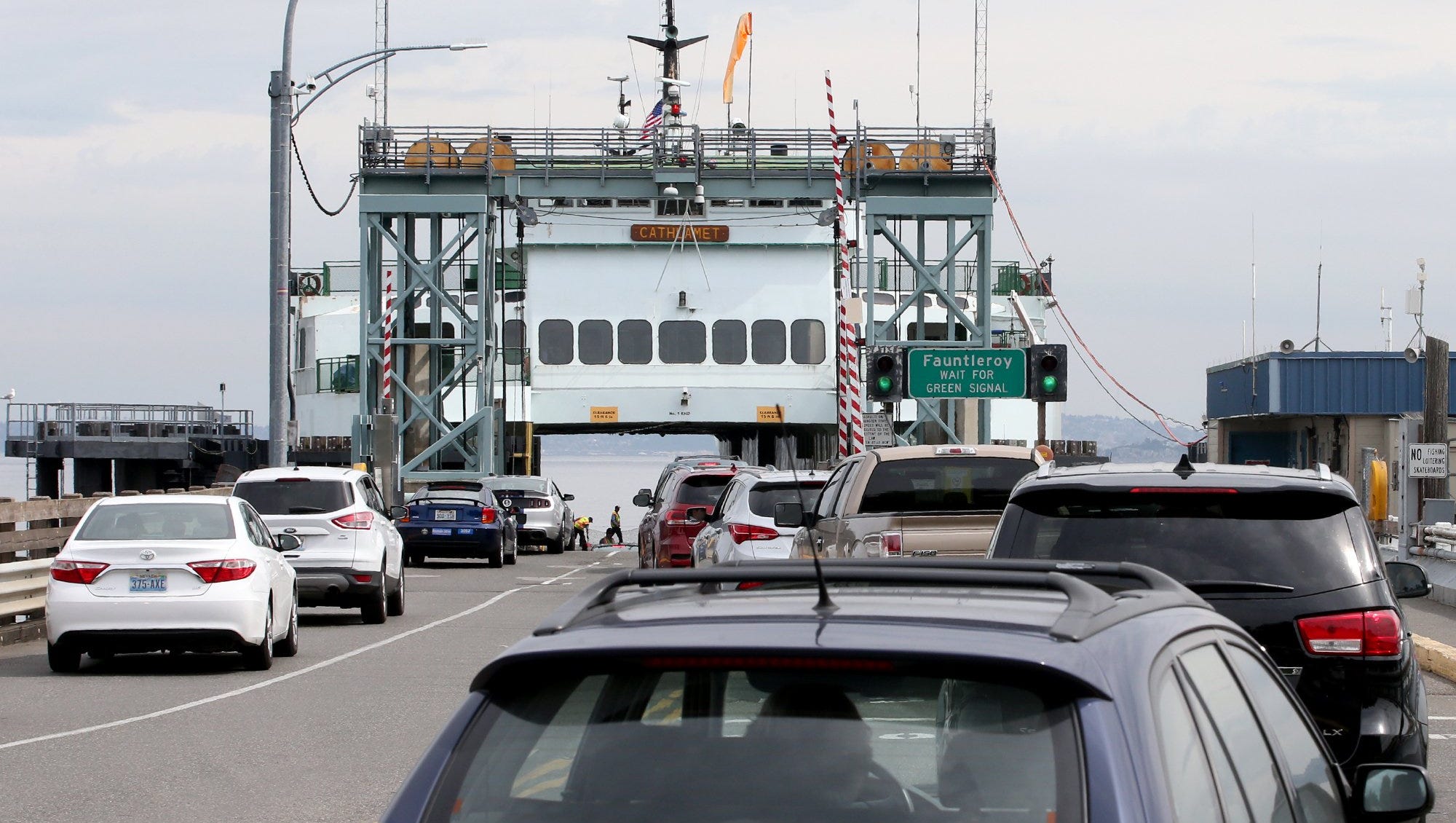 WSDOT retires hotline for reporting ferry line, HOV lane violations