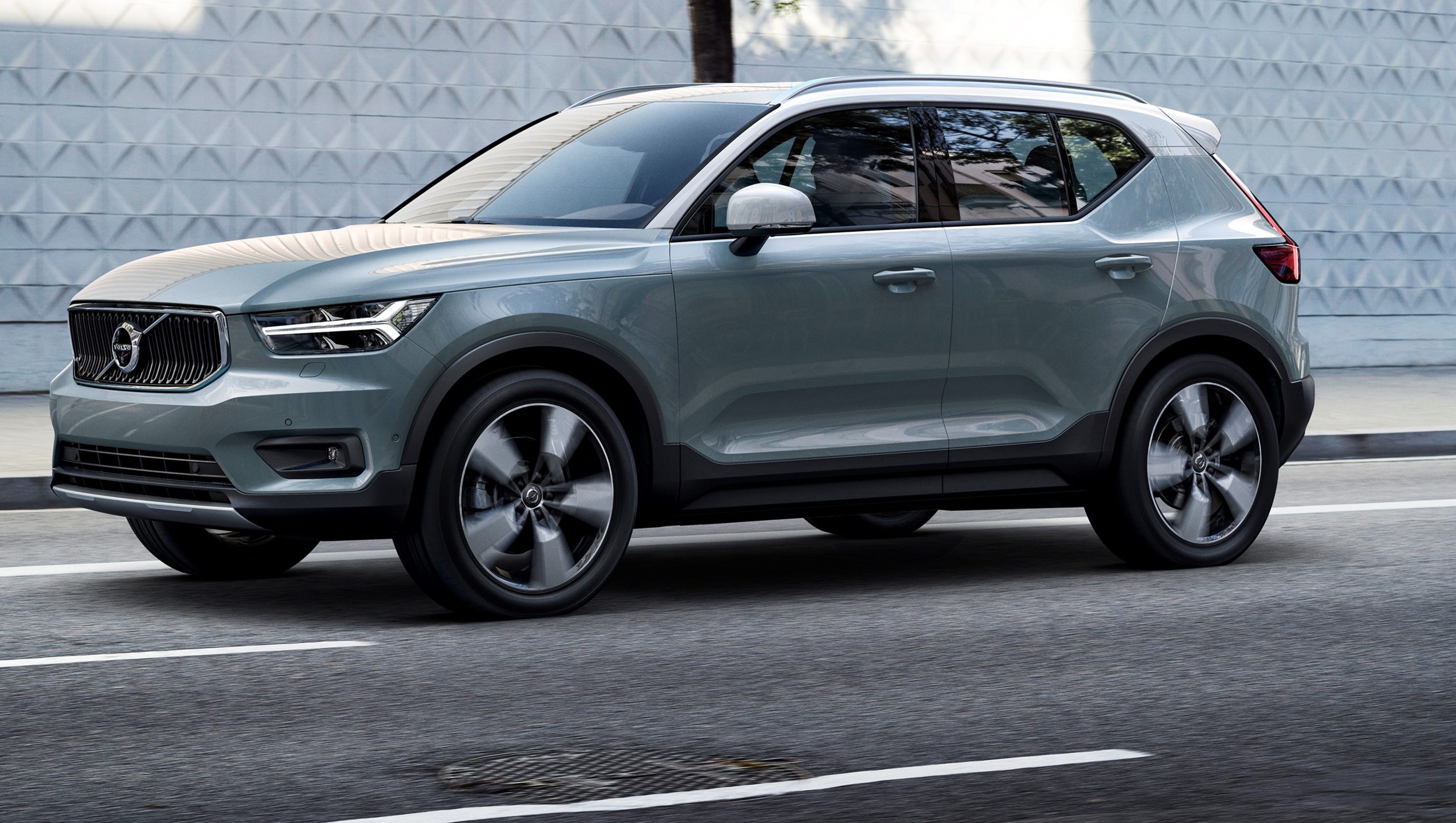 Volvo offers sleek new XC40 compact SUV