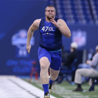 Iowa Hawkeyes offensive linemen Brandon Scherff runs the 40 yard dash ...