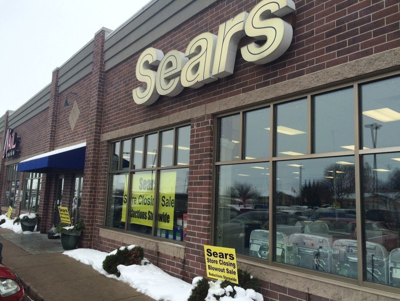 Sears continues to struggle as the retailer is facing a cash crunch.