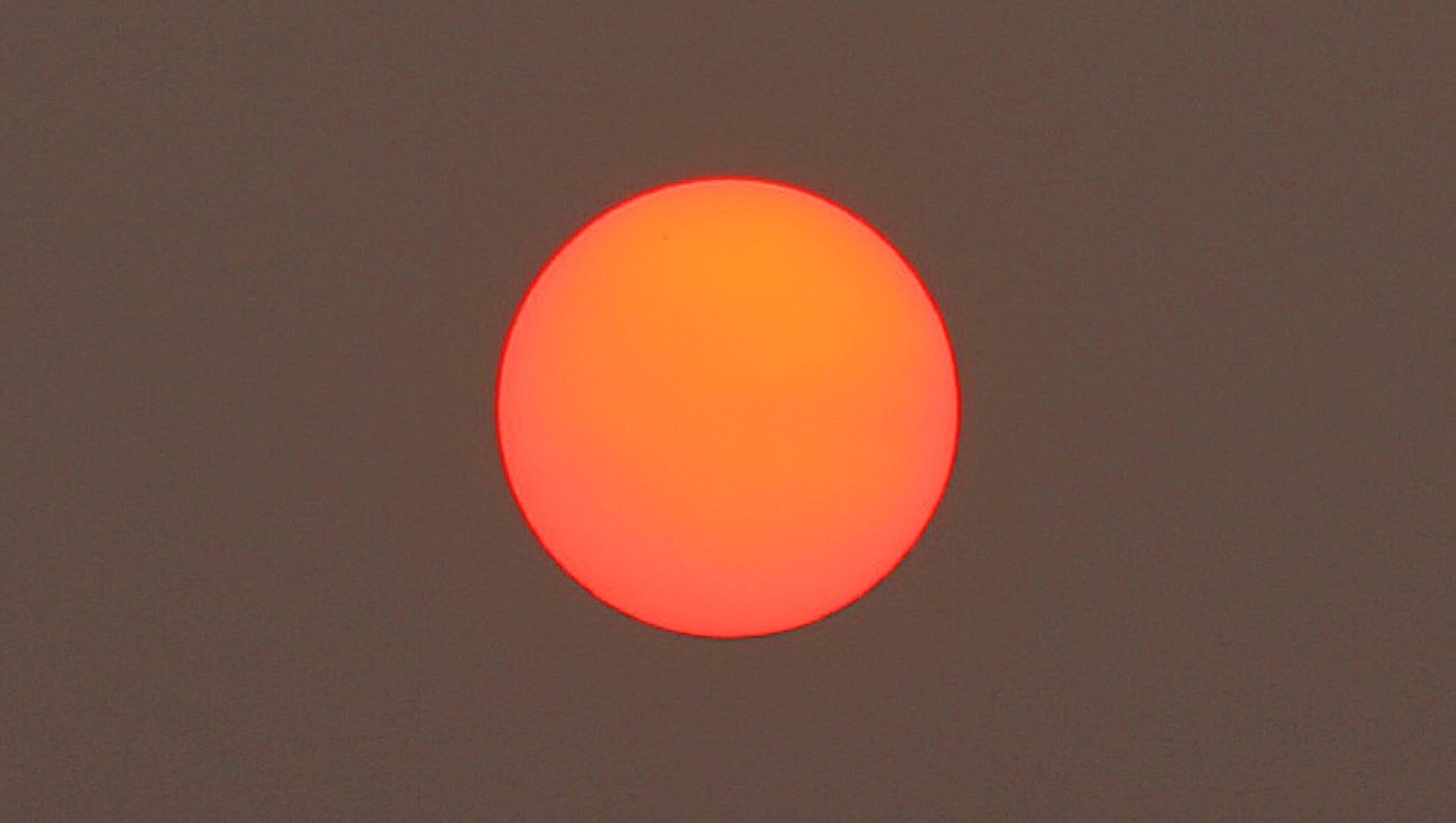 Meteorologist explains why the sun looks particularly red right now