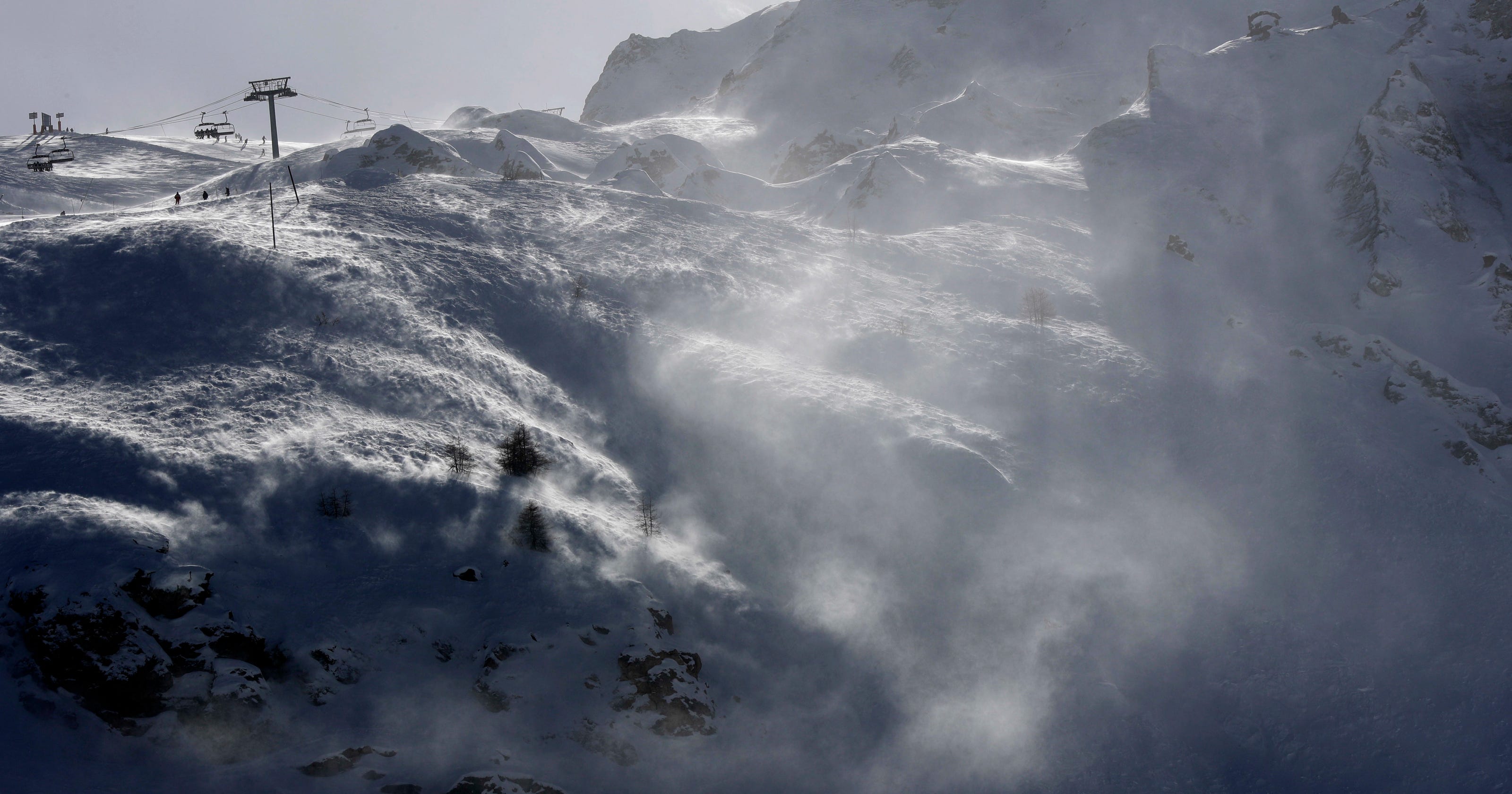 Snowboarder Dies 2 Missing In Avalanche In France